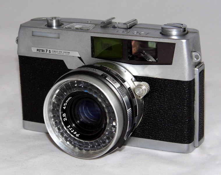 Vintage Petri 7s 35mm Film Rangefinder Camera, ATL (Around The Lens) Selenium Cell Light Meter, f2.8 Lens, Made In Japan, Produced From 1963 - 1973 (17220534782)