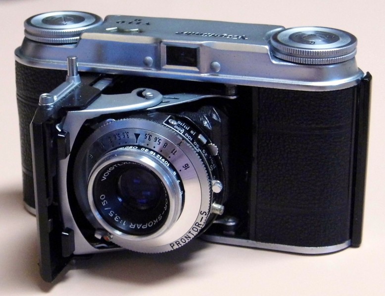 Vintage Voigtlander Model Vito II 35mm Rangefinder Camera, Color Skopar 50mm f3.5 Lens In An X-Synchronised Prontor S Rapid Shutter, Made In Germany, Circa 1954 (15154740746)