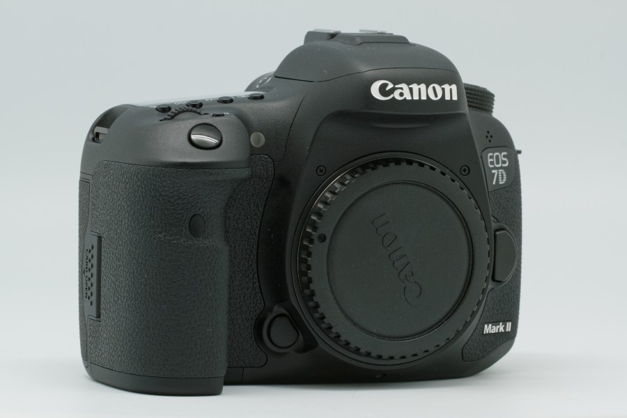 WikiGrenier - Canon EOS 7D Mark II 01