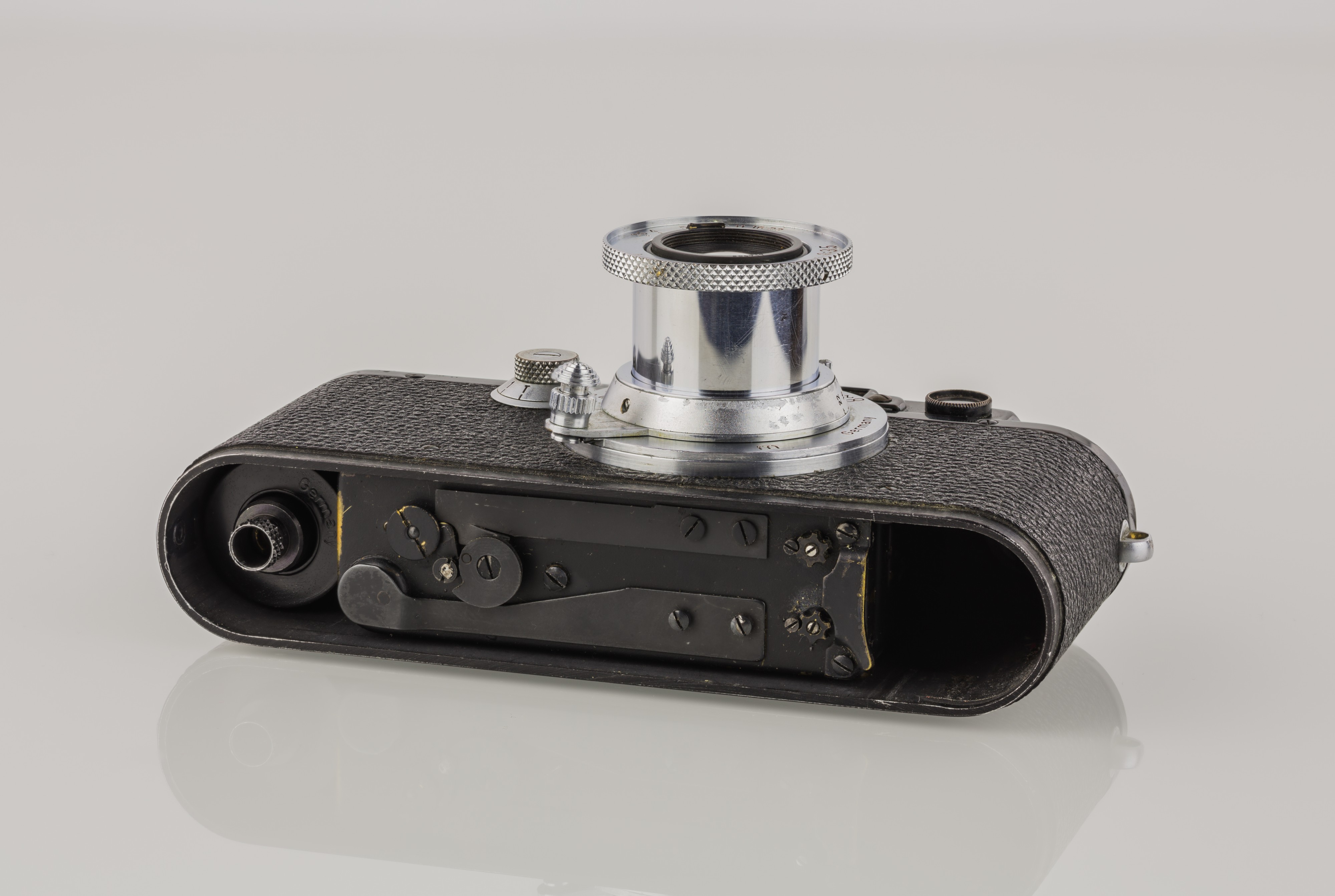 LEI0221 199 Leica III schwarz Umbau von Leica I - Sn. 25629 1930-M39 Bottom view mit offener Bodenplatte-6426 hf