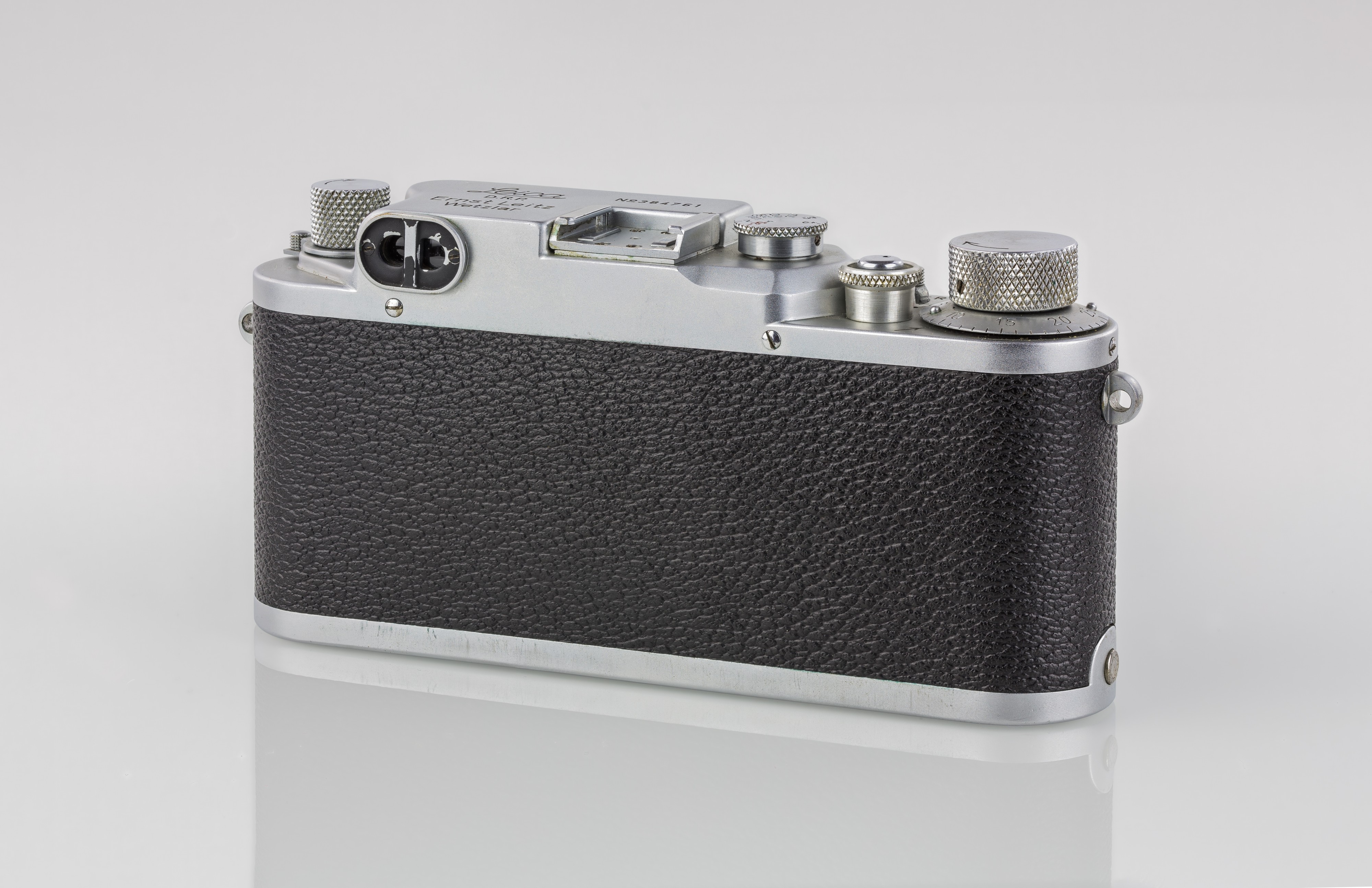 LEI0320 189 Leica IIIc chrome - Sn. 384761 1941-M39 Back view - ext. 3mm-Bearbeitet