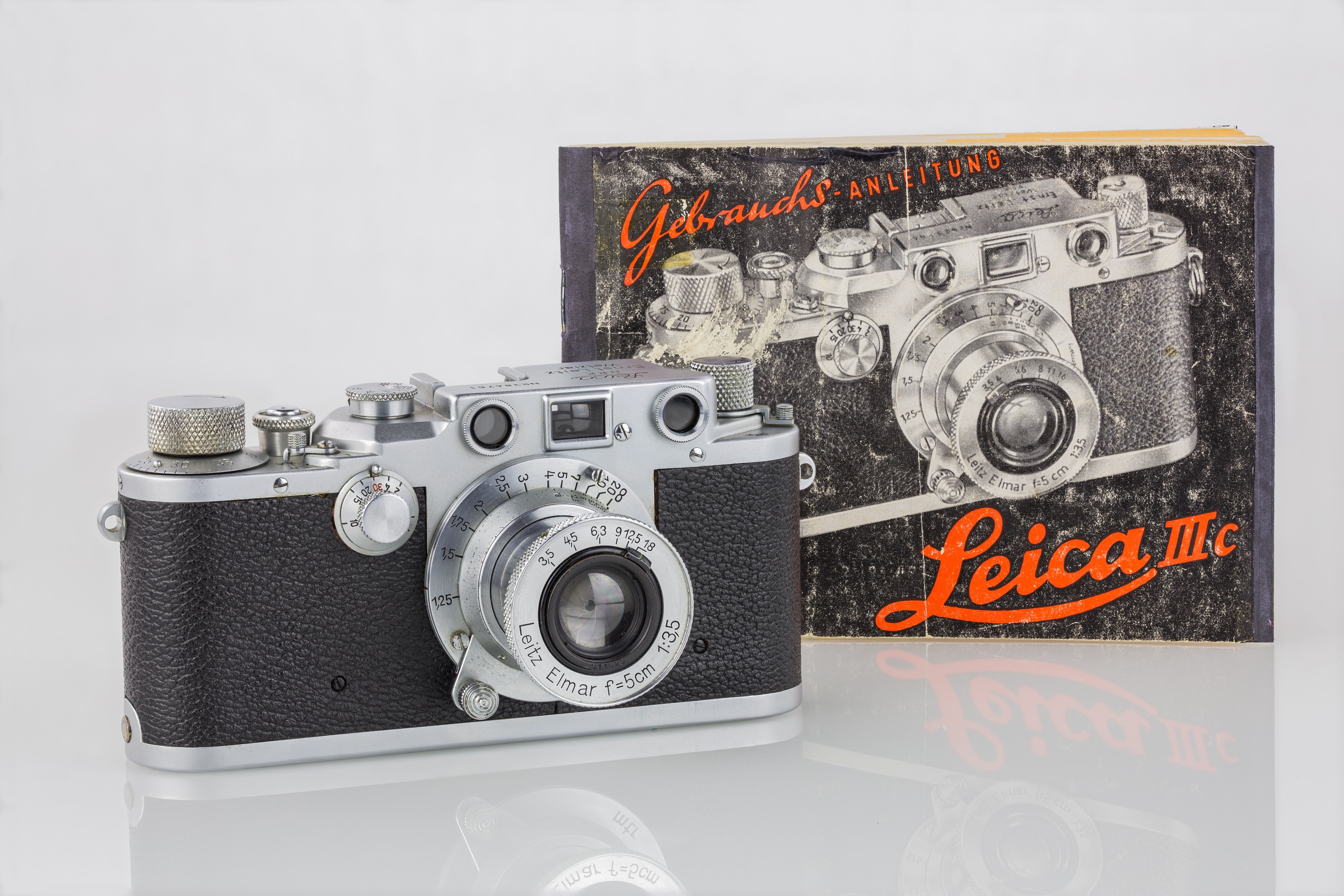 LEI0320 189 Leica IIIc chrome - Sn. 384761 1941-M39 Front view with brochure-Bearbeitet