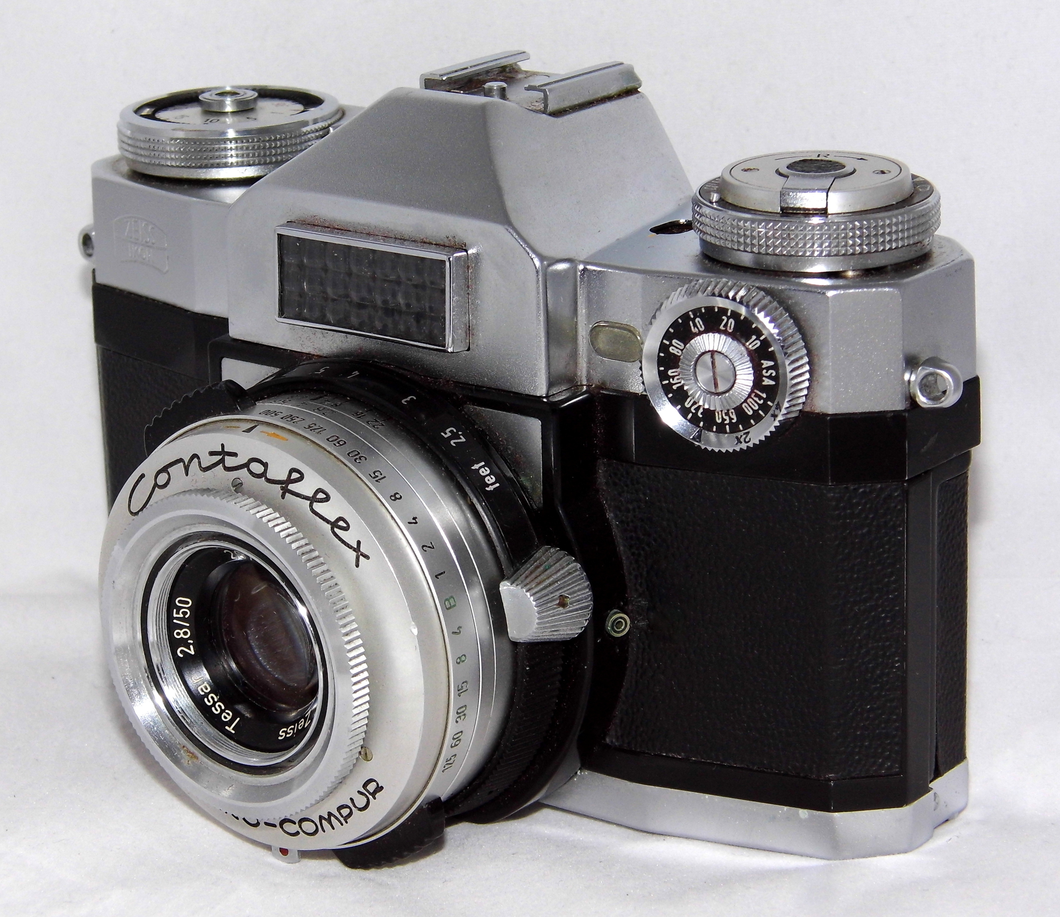 Vintage Zeiss Ikon Contaflex Super 35mm Leaf Shuttered SLR Film Camera, Made In Germany, Circa 1959 (21249392306)