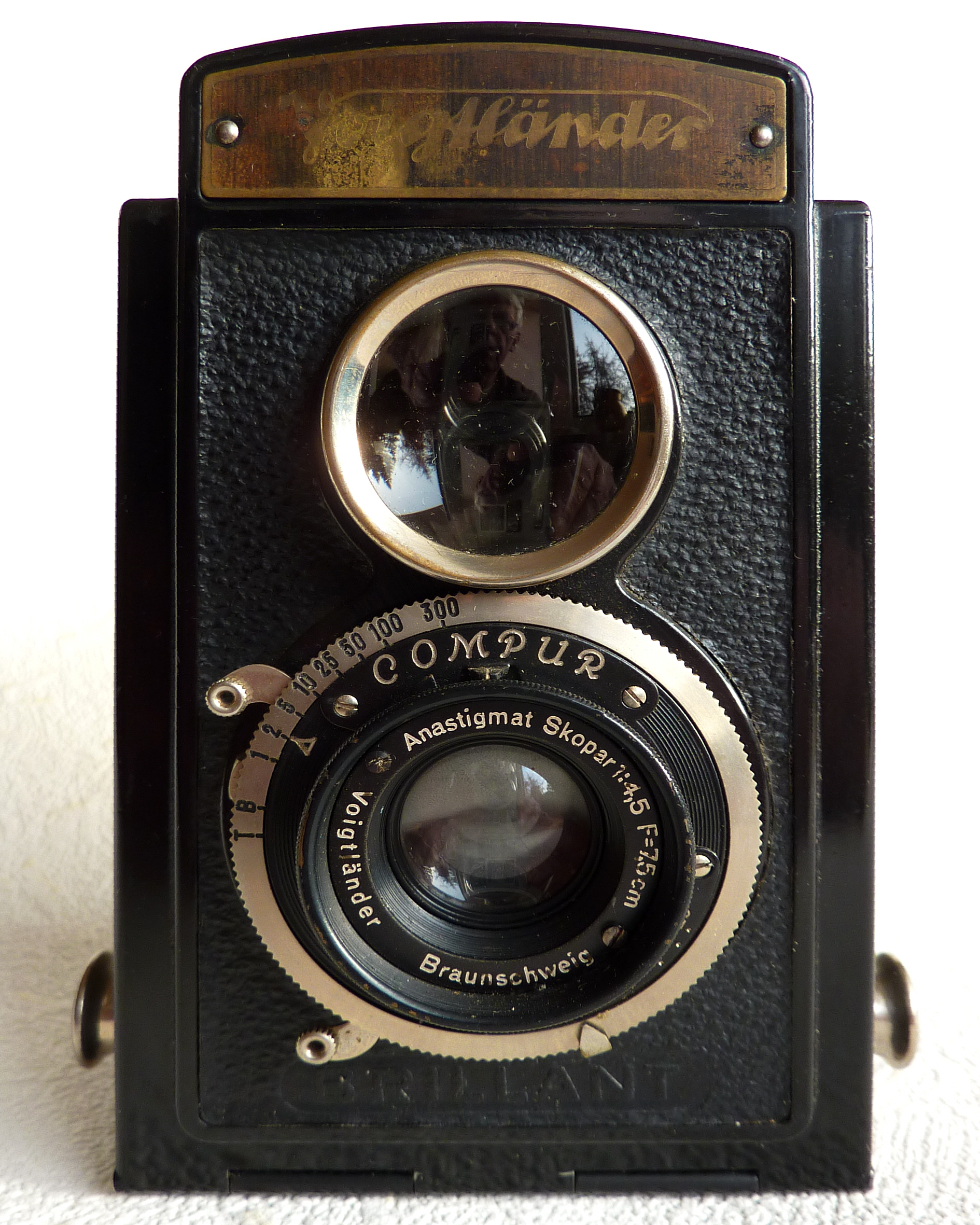 Voigtländer Brillant - front