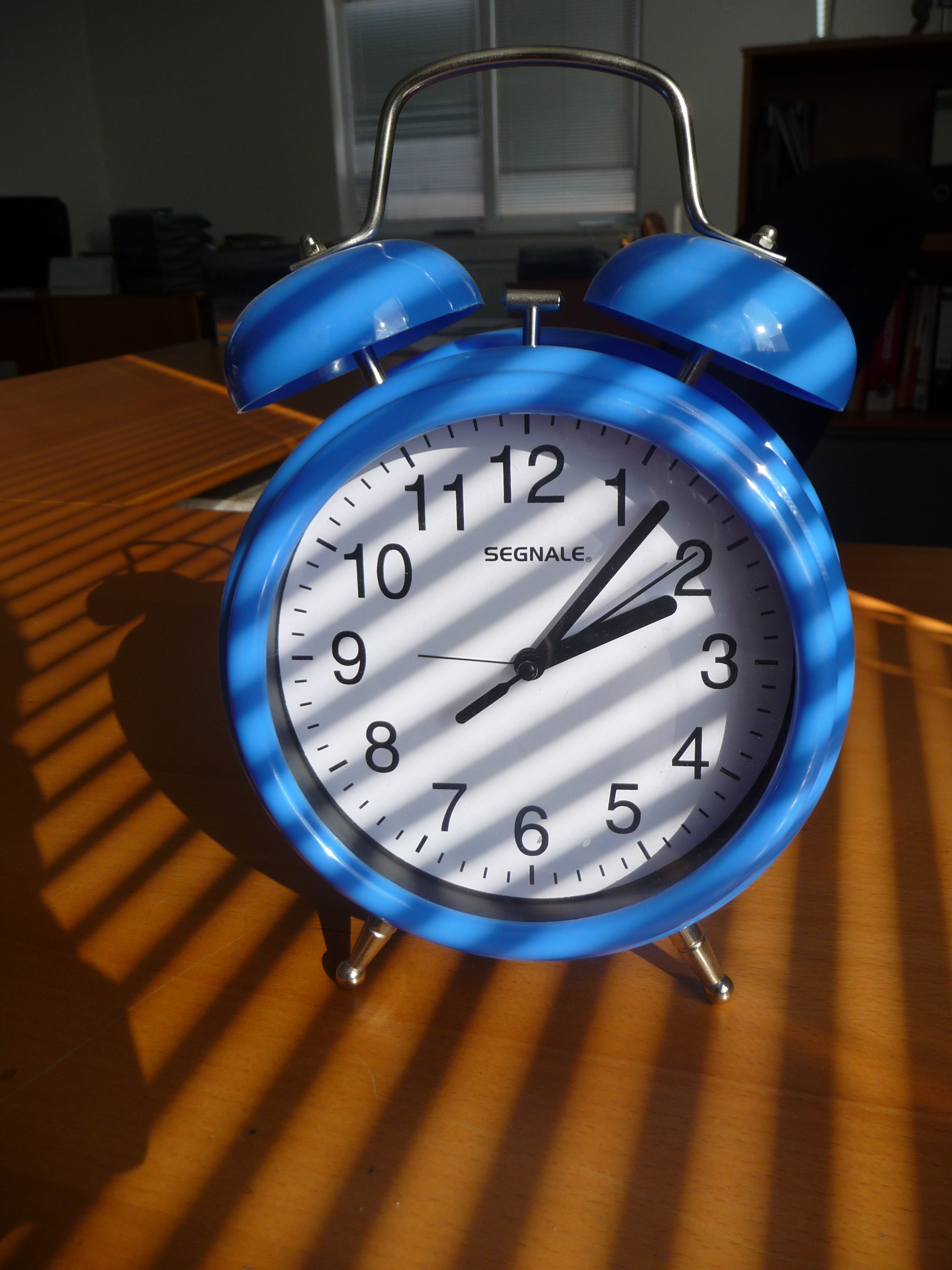 Blue alarm clock (2)