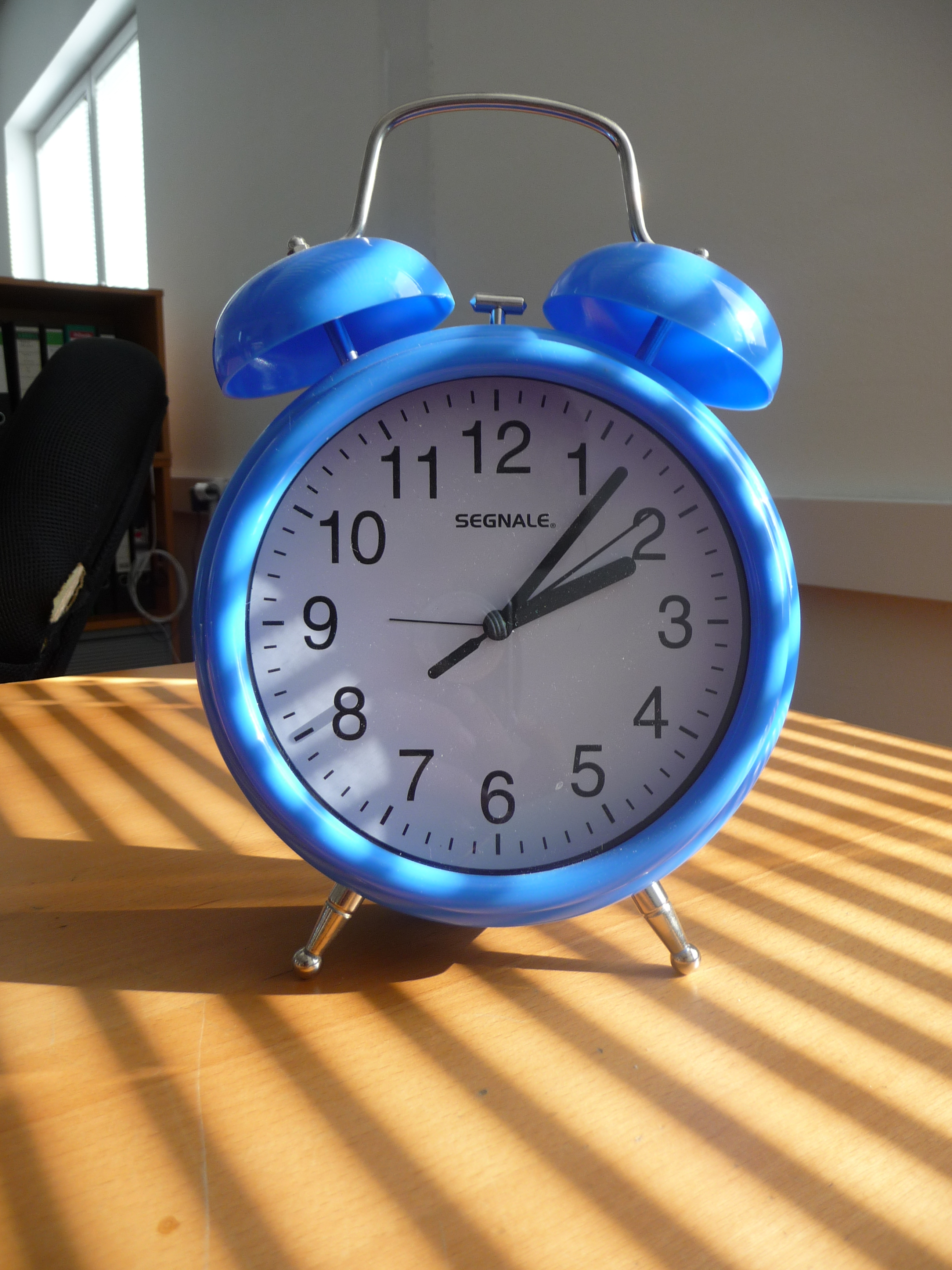Blue alarm clock (3)