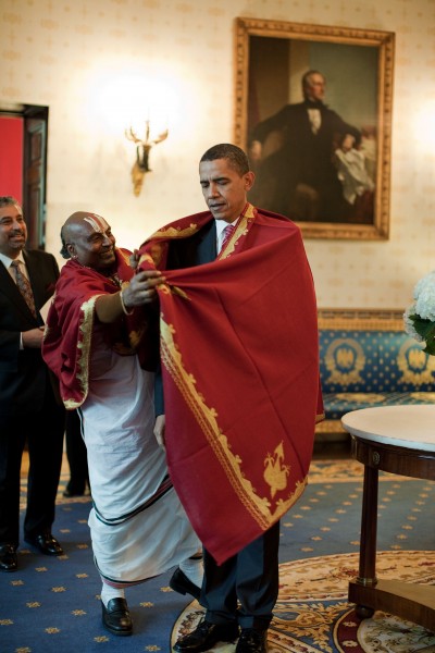 Barack Obama receives a red shawl from Sri Narayanachar Digalakote, a Hindu priest 