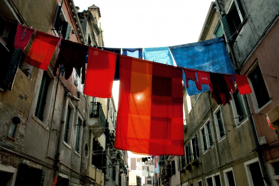 Roupa a secar numa rua italiana