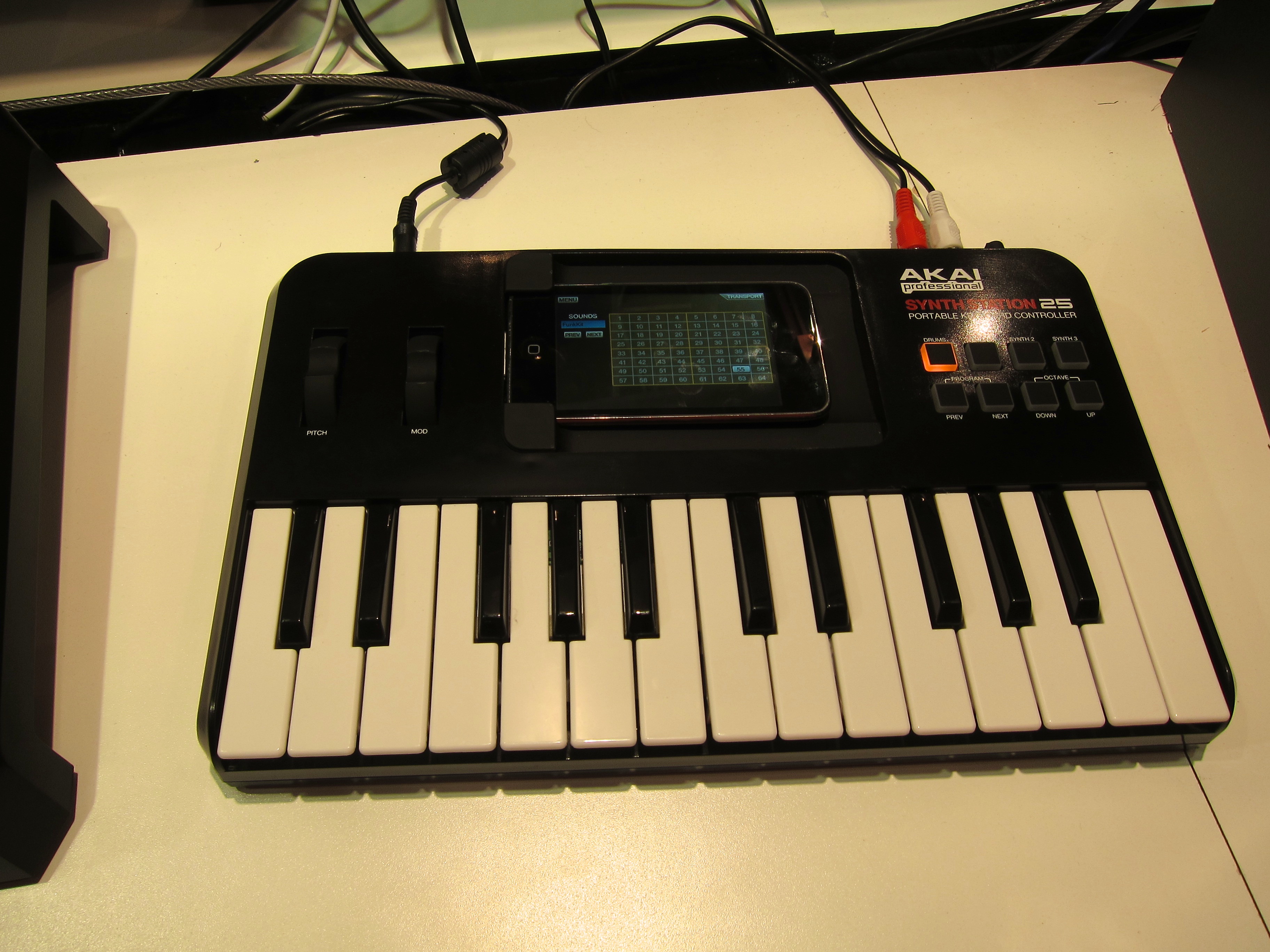 Akai SynthStation25