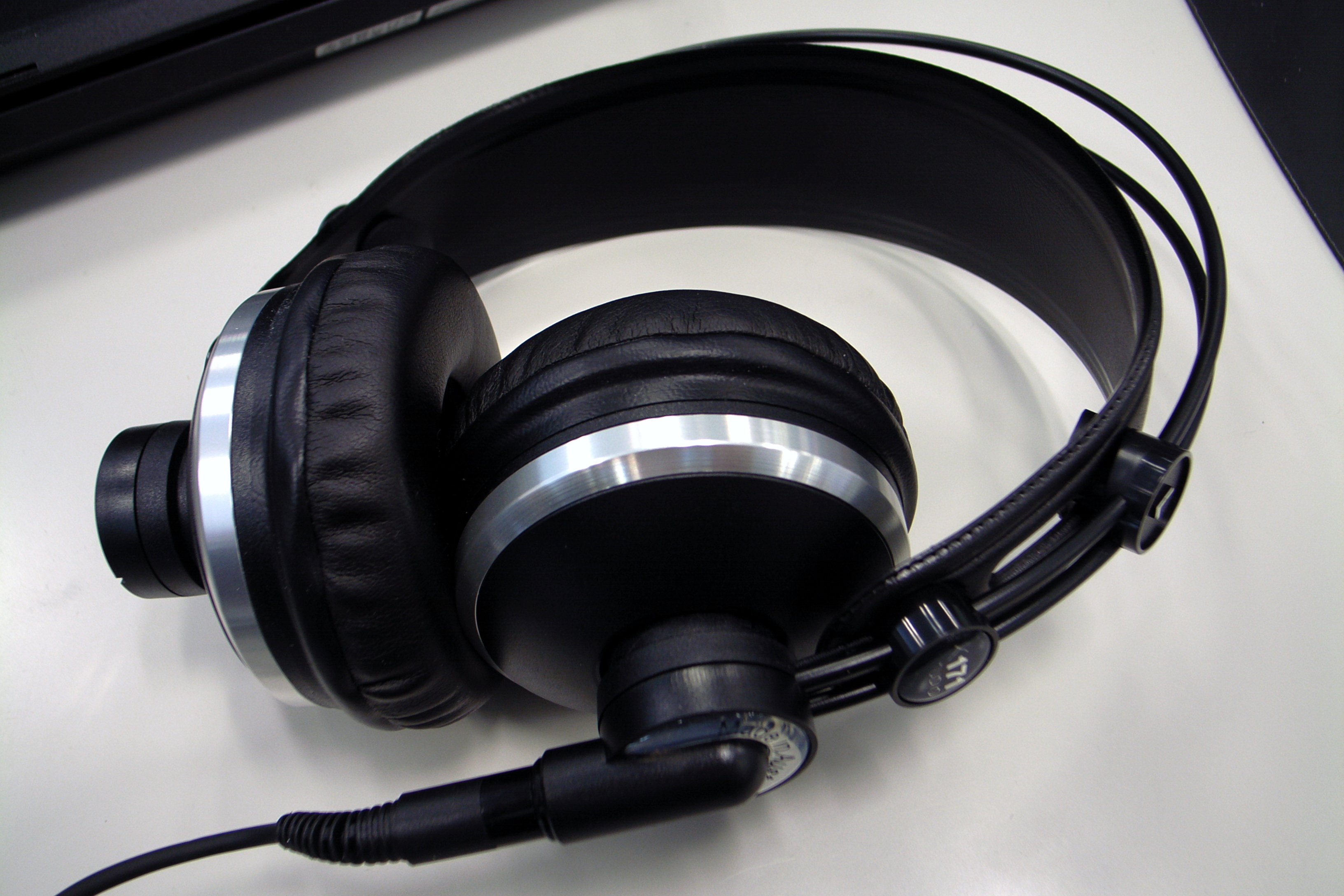 AKG K171S