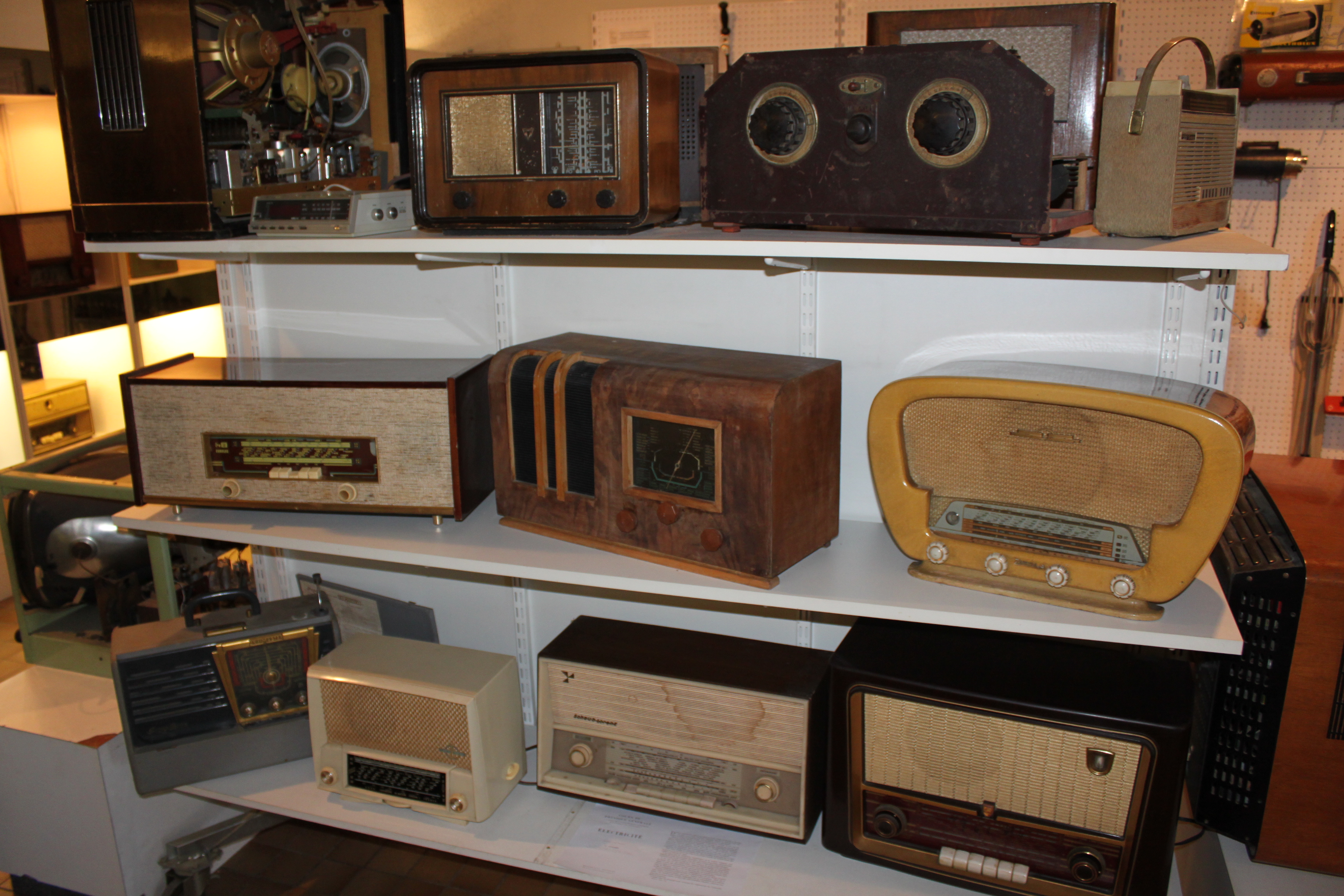 Dijon - Musée de l'Electricité - Récepteurs radio