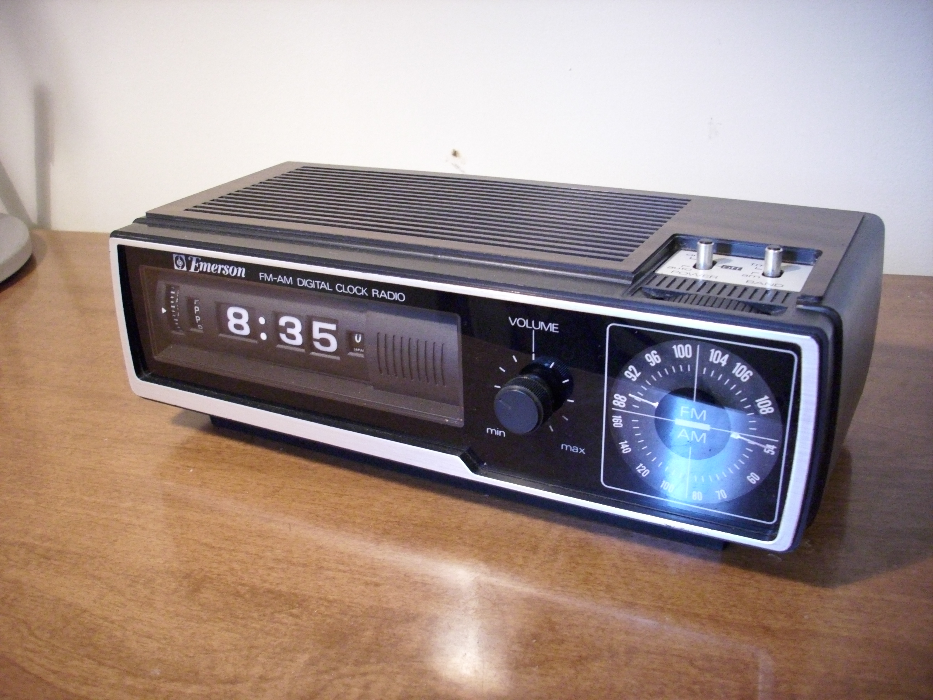 Emerson DCF-80 Flip-Number Alarm Clock Radio Front
