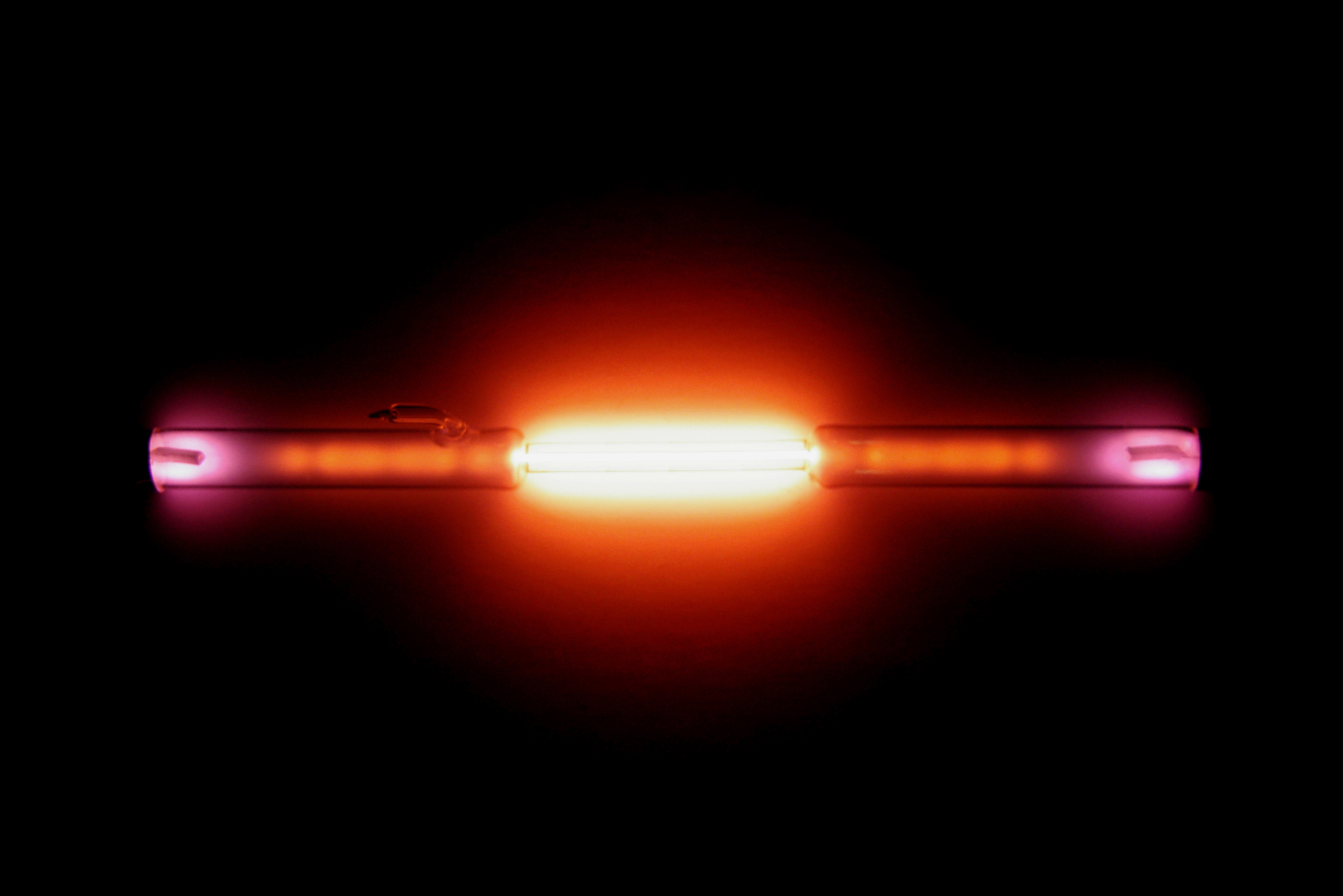 Helium discharge tube