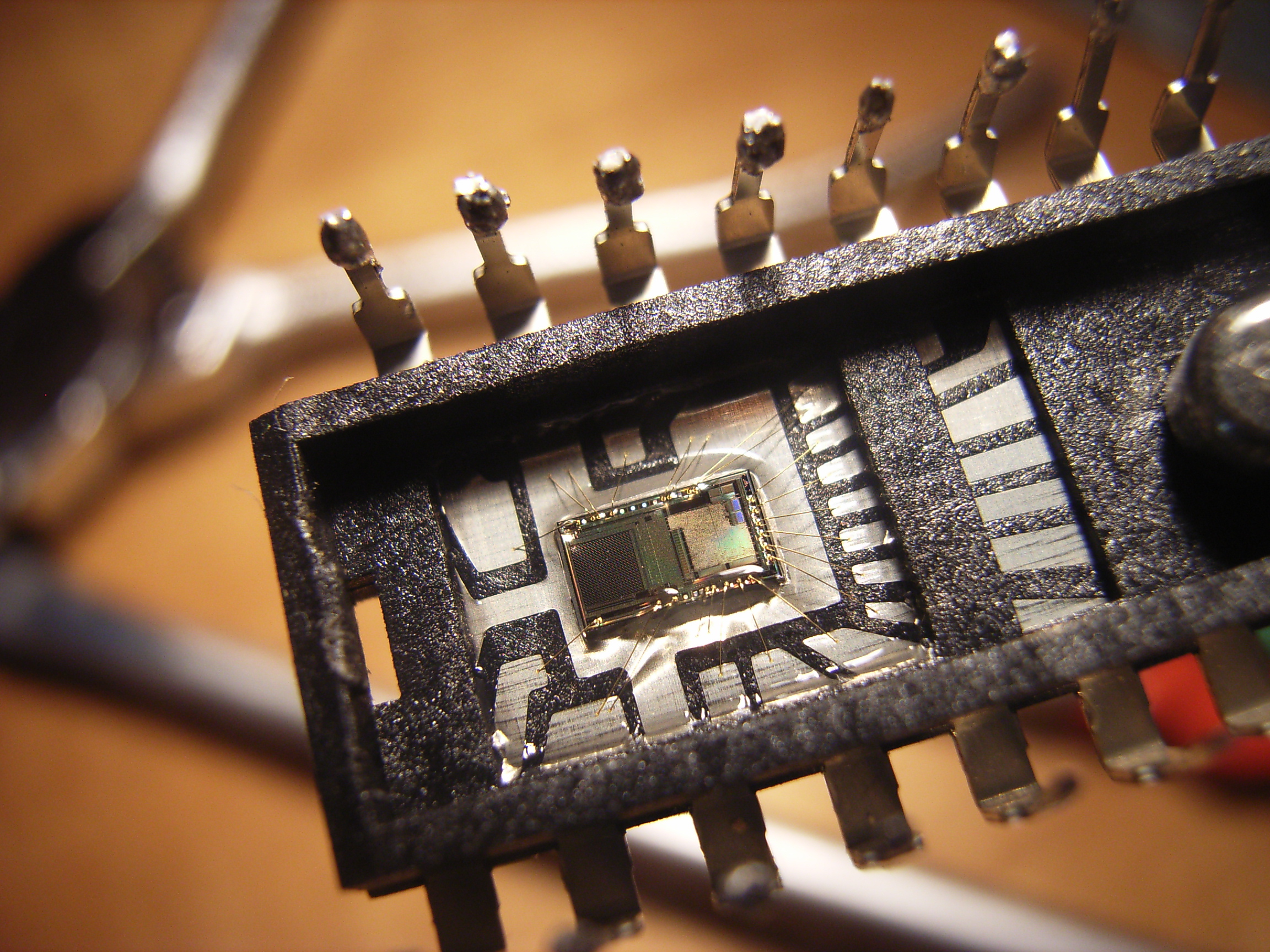 Integrated circuit optical sensor