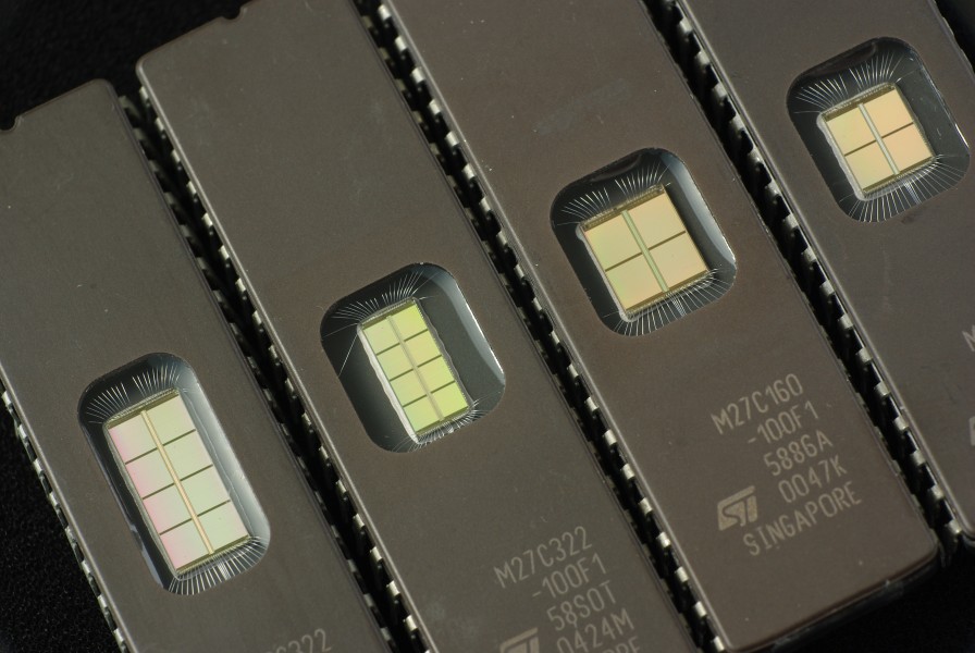 16 and 32Mbit EPROMs ST Microelectronics (1)