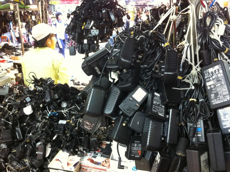 HK SSP 深水埗 Sham Shui Po 桂林街 Kweilin Street 鴨寮街 Apliu Street Nov-2013 Second hand market power re-chargers 03