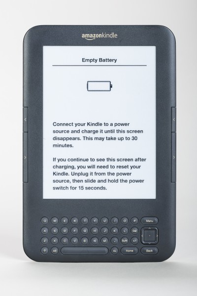 Kindle-Reader-Front-view-with-battery-empty-error-01