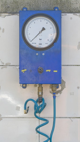 Medidor de presión de neumáticos, Gniezno, Polonia, 2012-04-07, DD 01