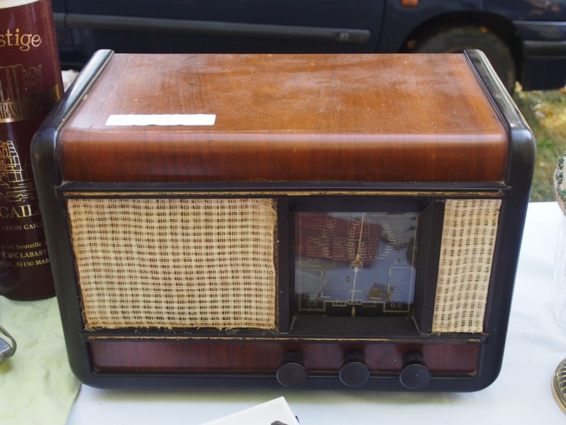 Old radio receiver in France, pic1