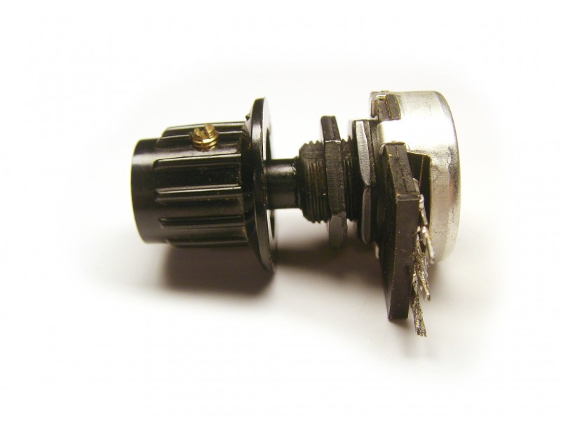 Potentiometer knob with set screw