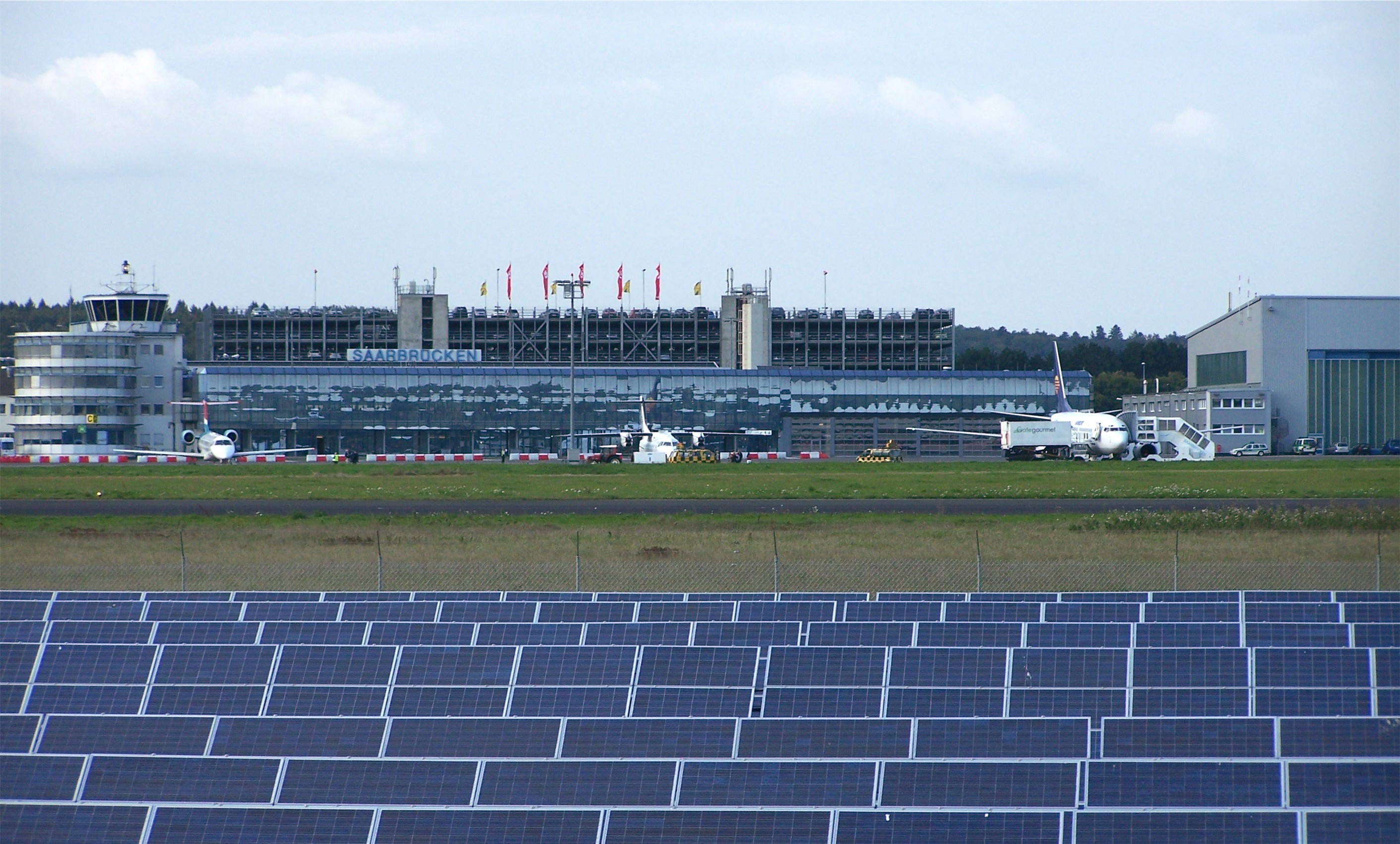 Saarbrücken - Flughafen - SCN - Terminal mit Solarkraftwerk