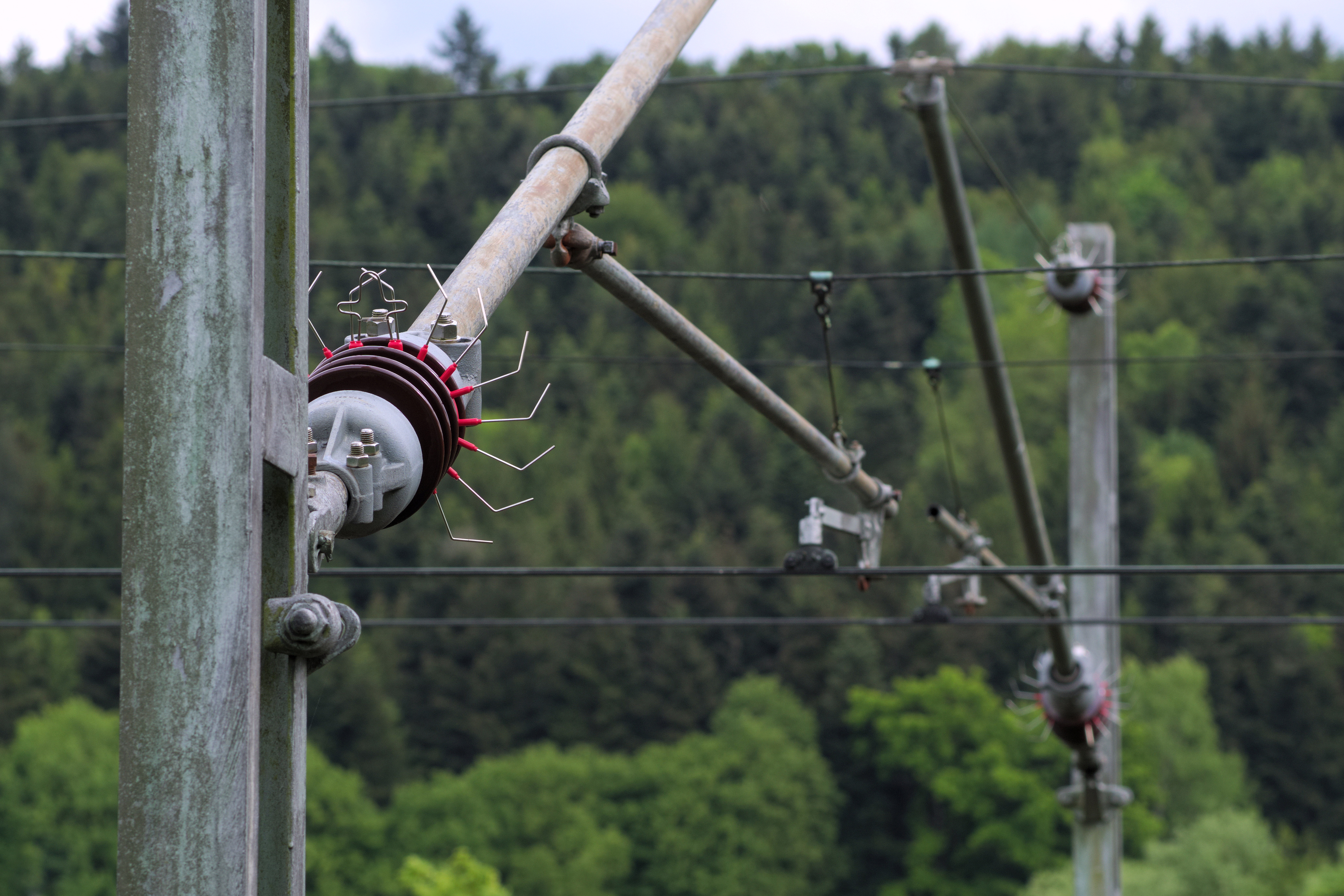 Traction current isolator 1