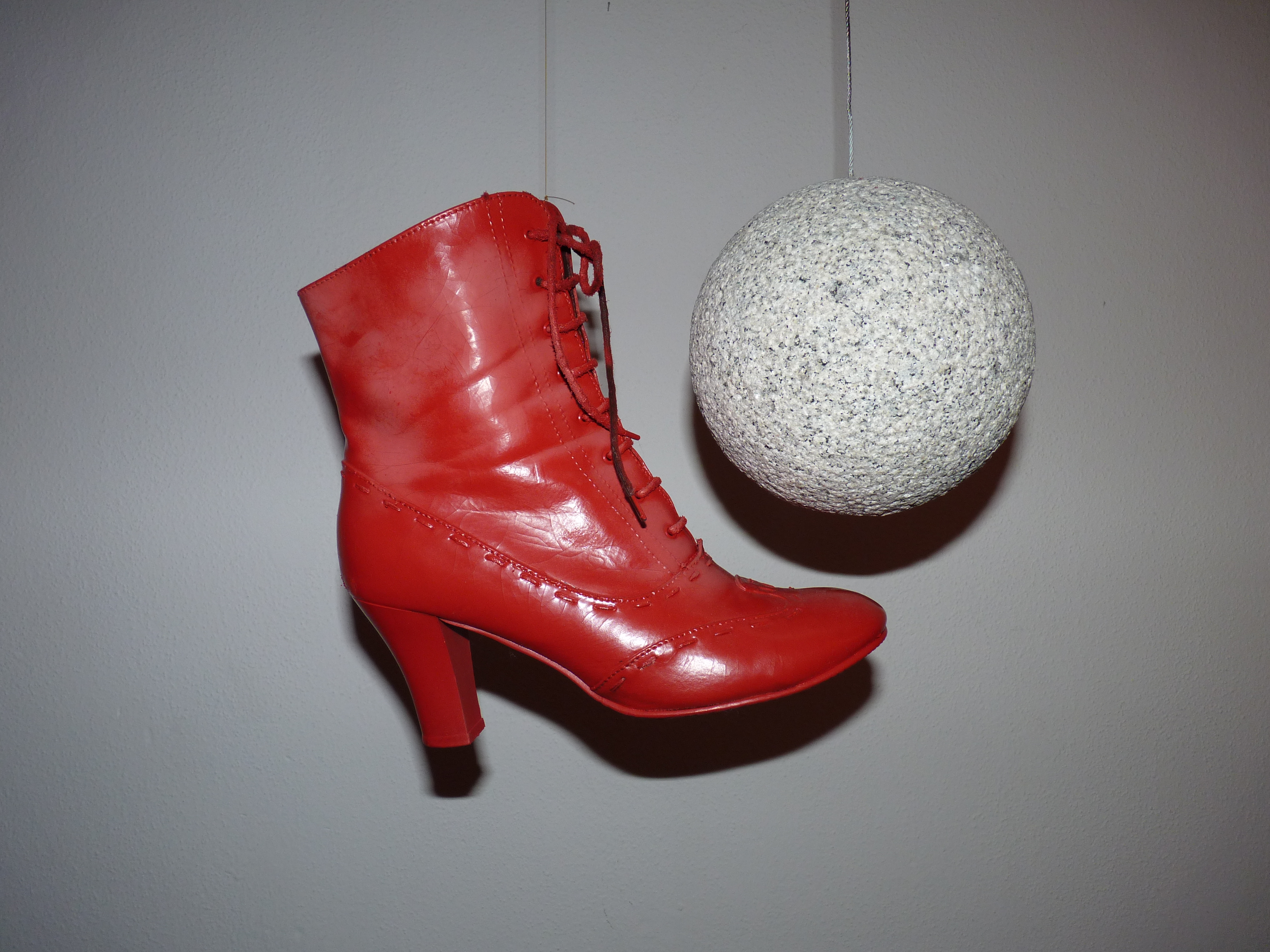 Kugel und roter Schuh