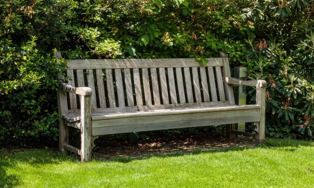Bank in Engelse tuin. Locatie, Tuinen Mien Ruys
