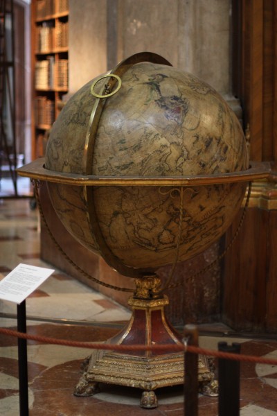 Globes in the State Hall of the Austrian National Library 20091008 017