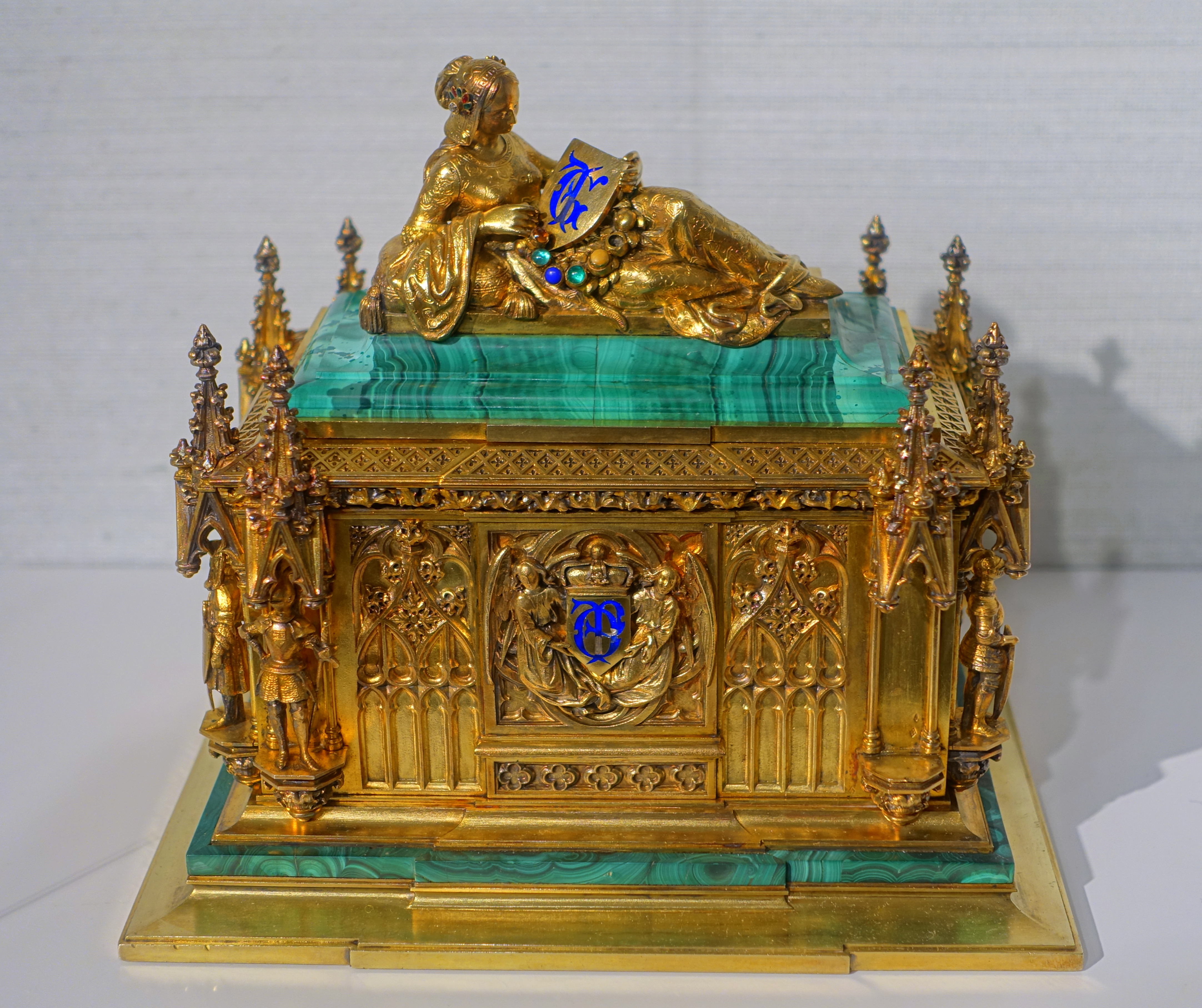 Ceremonial box for the wedding of Helene von Mecklenburg to Prince Ferdinand Philippe, Fossin & Fils, Paris, 1837, gilt silver, malachite, enamel - Hessisches Landesmuseum Darmstadt - Darmstadt, Germany - DSC01066