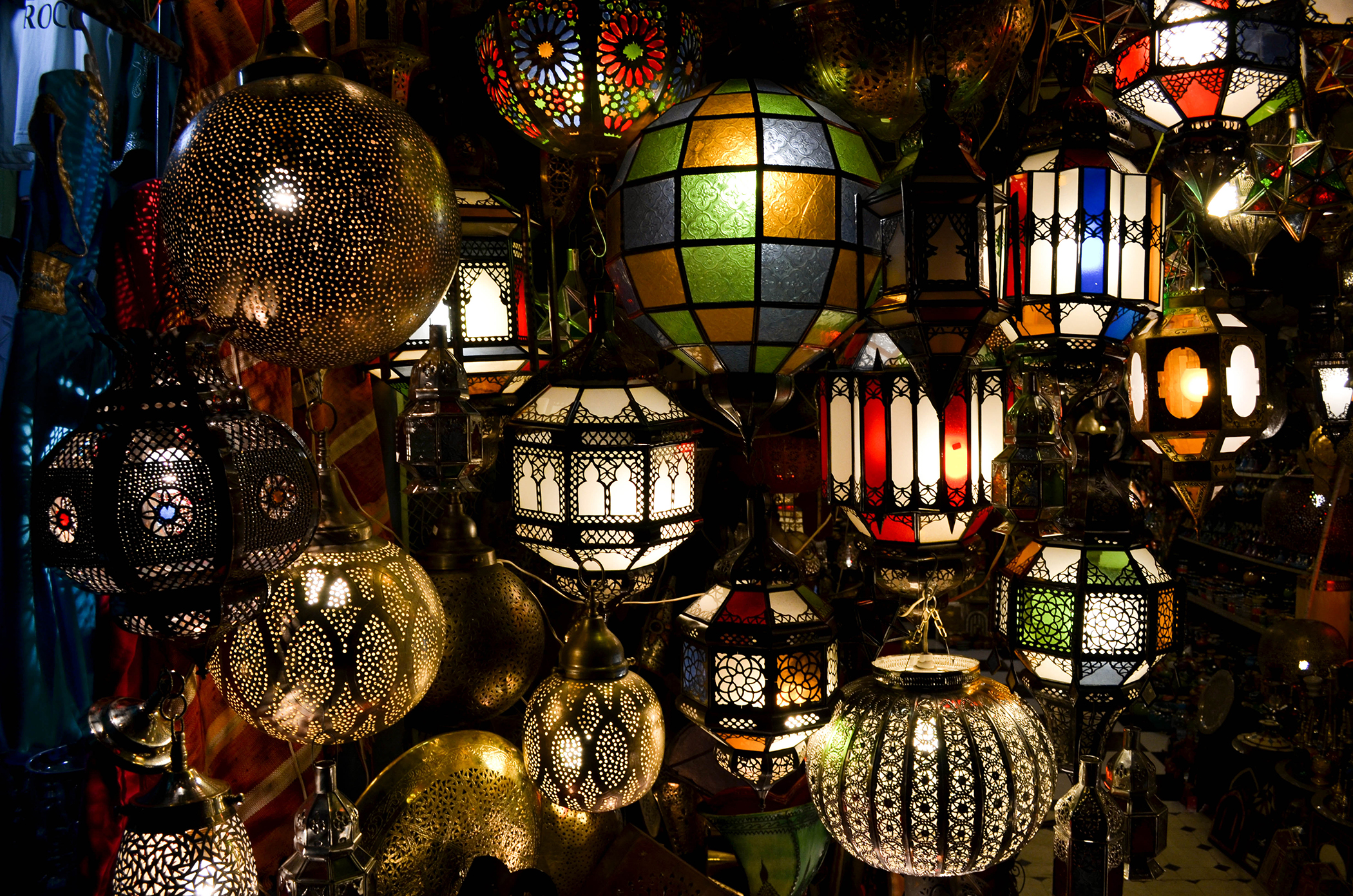 Lámparas, Djemaa el Fna -- 2014 -- Marrakech, Marruecos