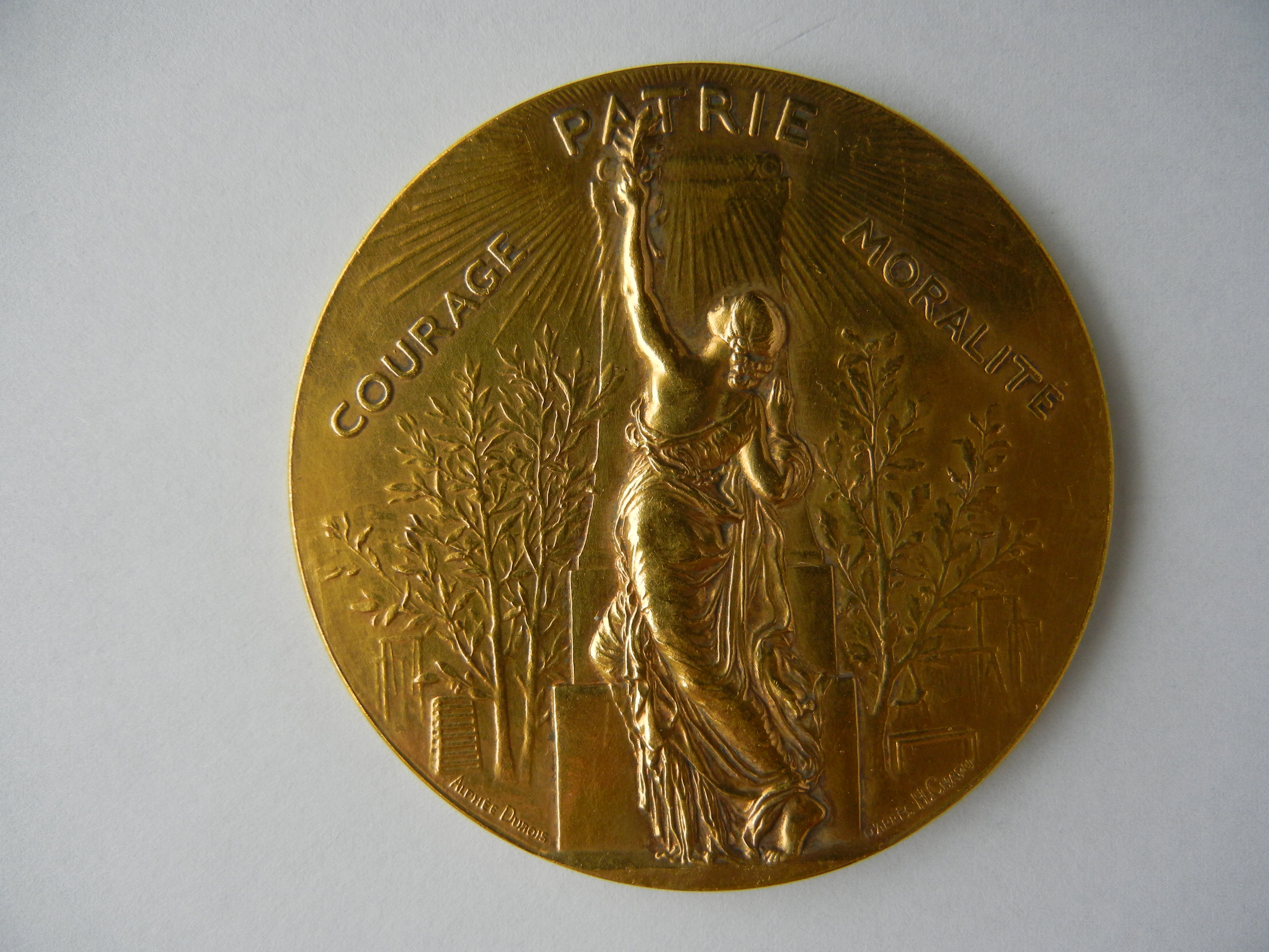 Médaille ARGENT VERMEIL. Union des sociétés de gymnastique de France fondée le 28 septembre 1873. PATRIE COURAGE MORALITE. Graveur Alphée DUBOIS (1831-1905) (1)
