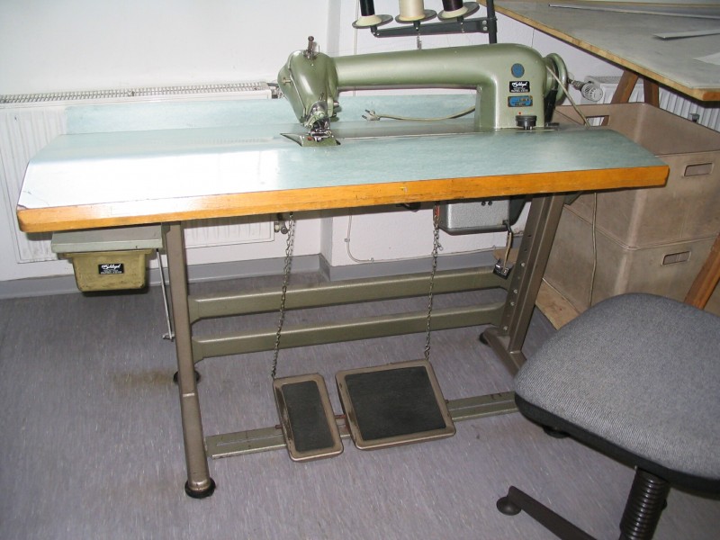 Furrrier's prick stitch machine