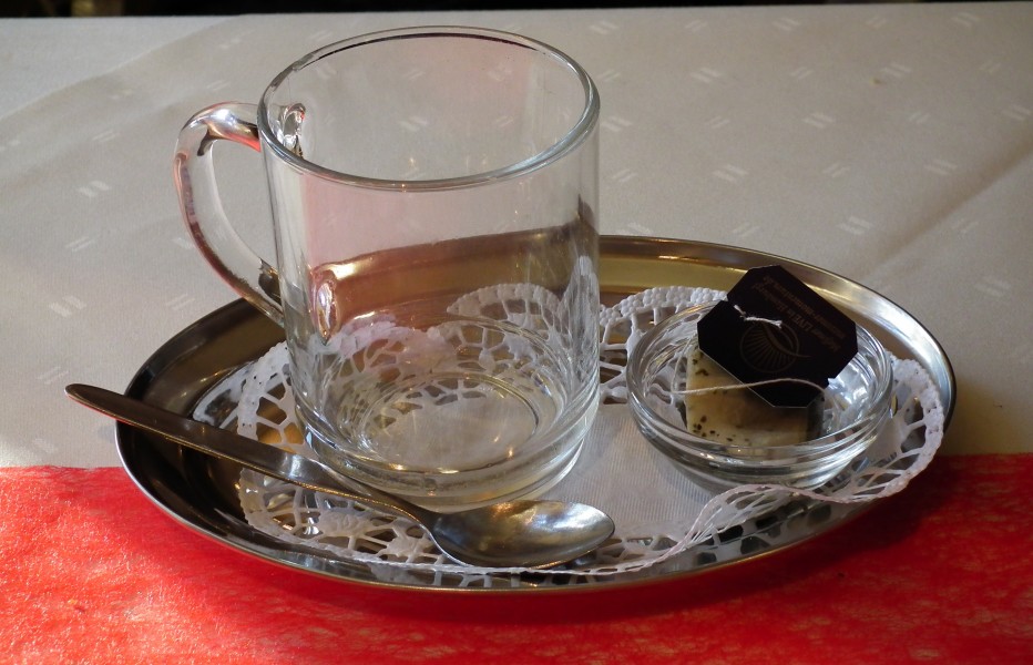 Leeres Teeglas mit Teebeutel