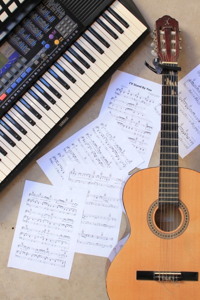 Music lesson - classical guitar, music sheet, and PortaTone (2013-10-27 by Márcio Binow da Silva)