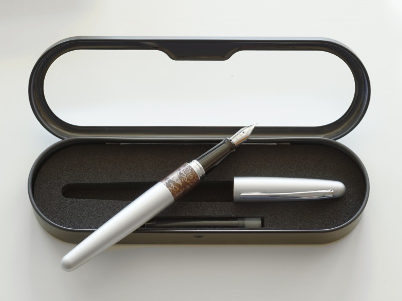 Pilot Metropolitan silver with python design