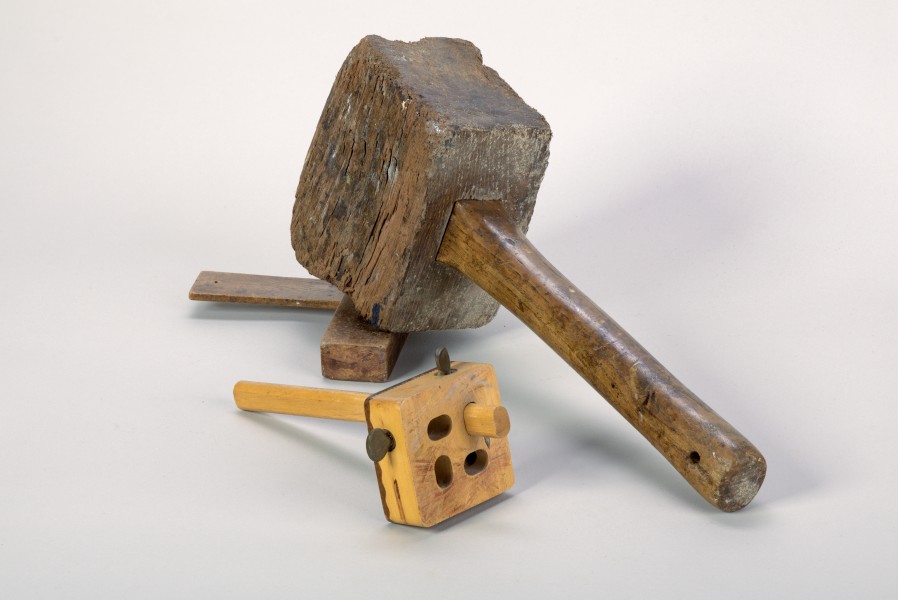 Wooden-Hammer-angle-gauge-and-tracing-stencil-01