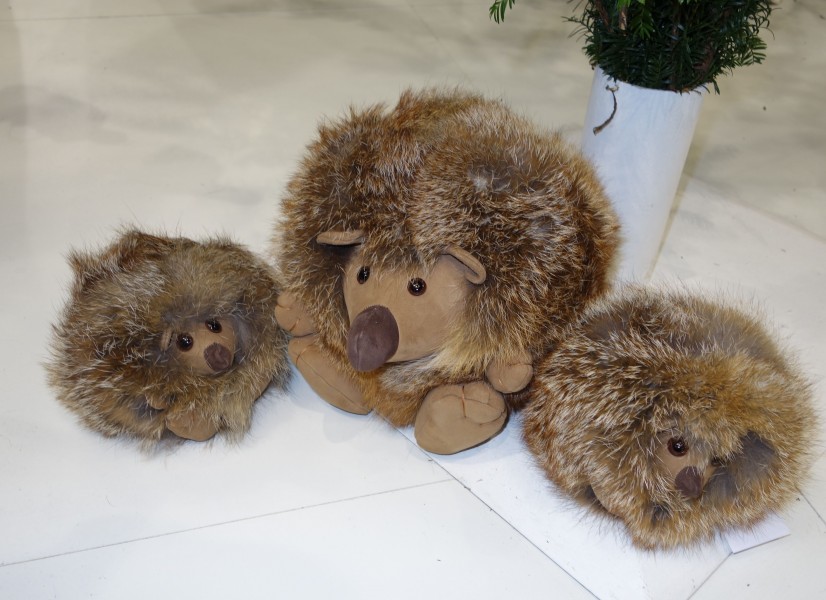 Jagd und Hund Dortmund 2015 (10) Pelz & Design Leonhard Hofstetter, Rötz (Igel-Familie aus Rotfuchsfell)