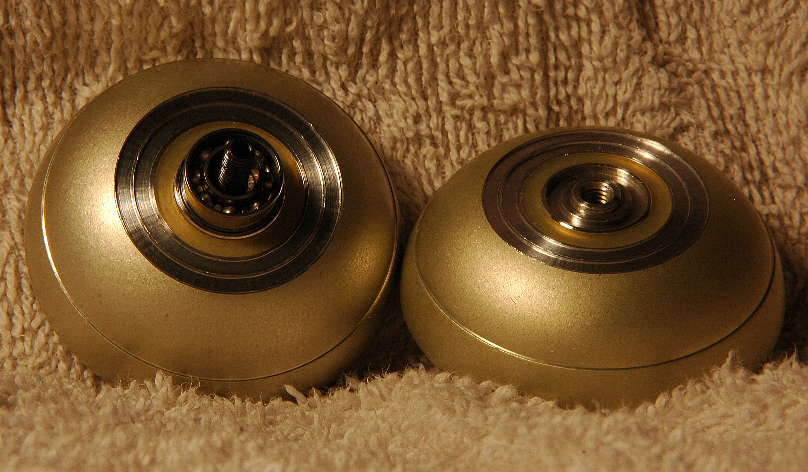 Yo-yo with bearing inside