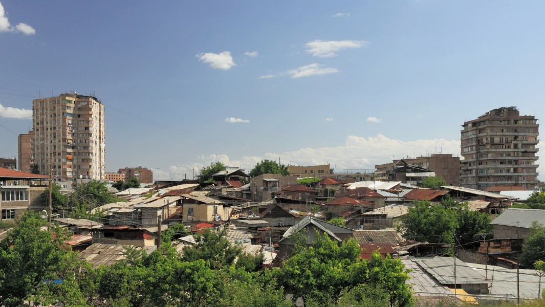 2014 Erywań, Widok na dachy domów i bloki mieszkalne w dzielnicy Kentron (01)
