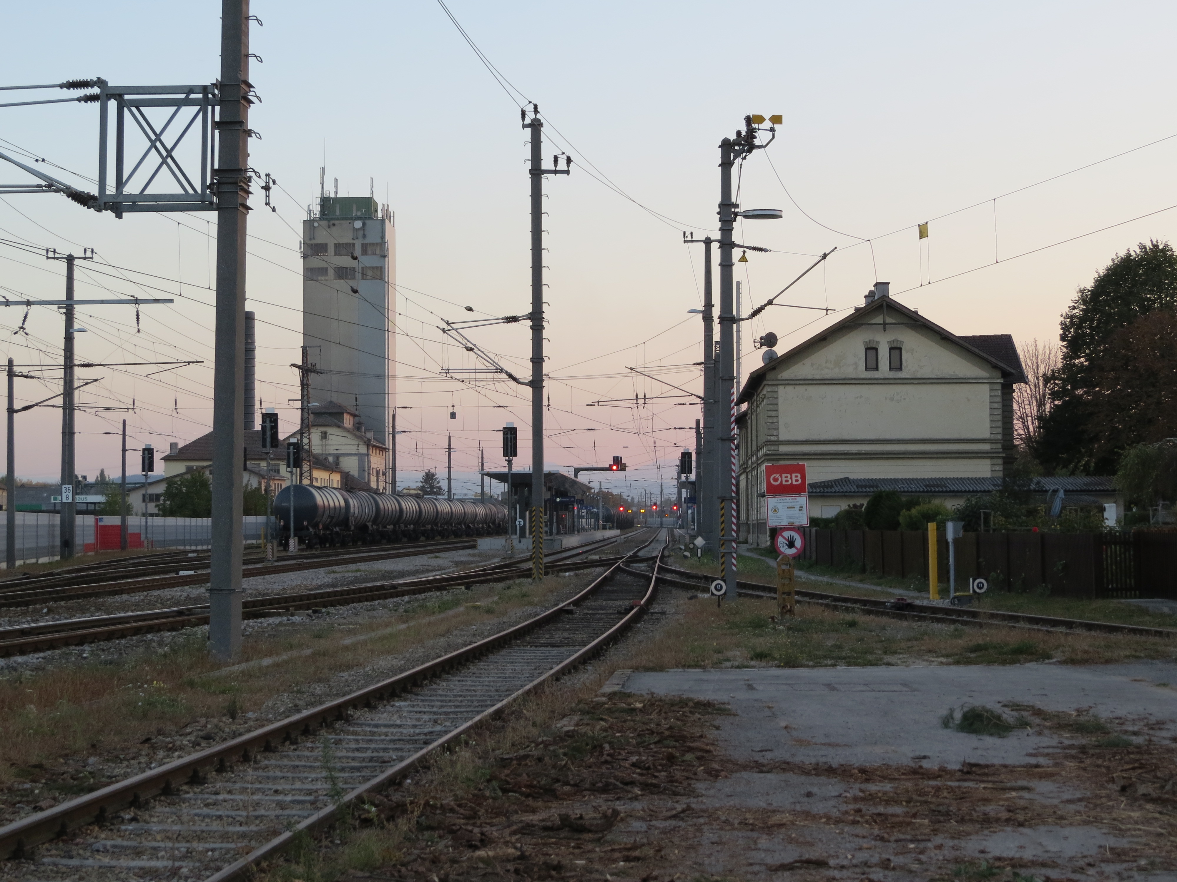 2018-10-22 (996) Evening atmosphere at Bahnhof Herzogenburg, Austria