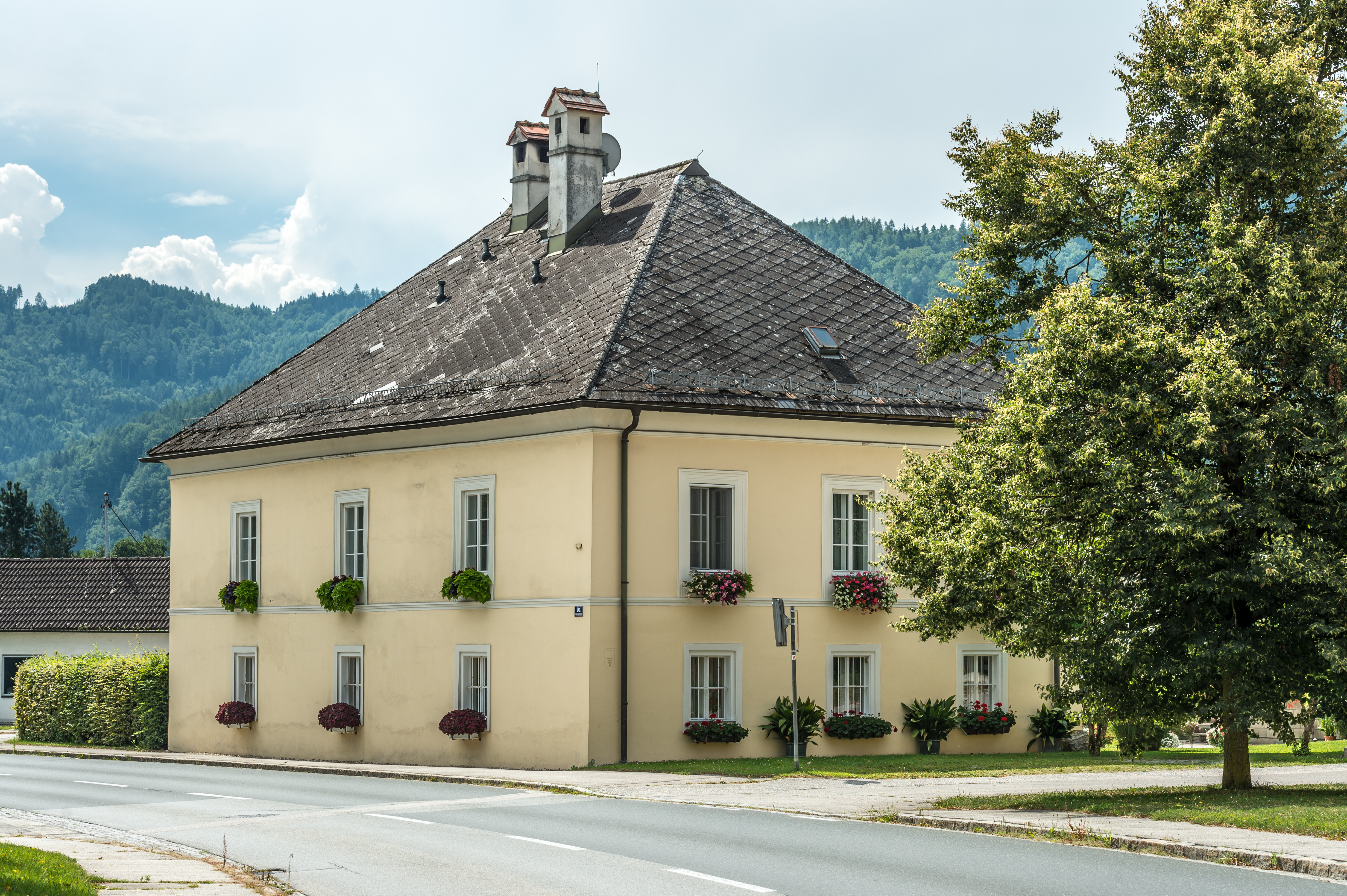 Grafenstein Hauptstrasse 91 Pfarrhof NW-Ansicht 26072018 6044