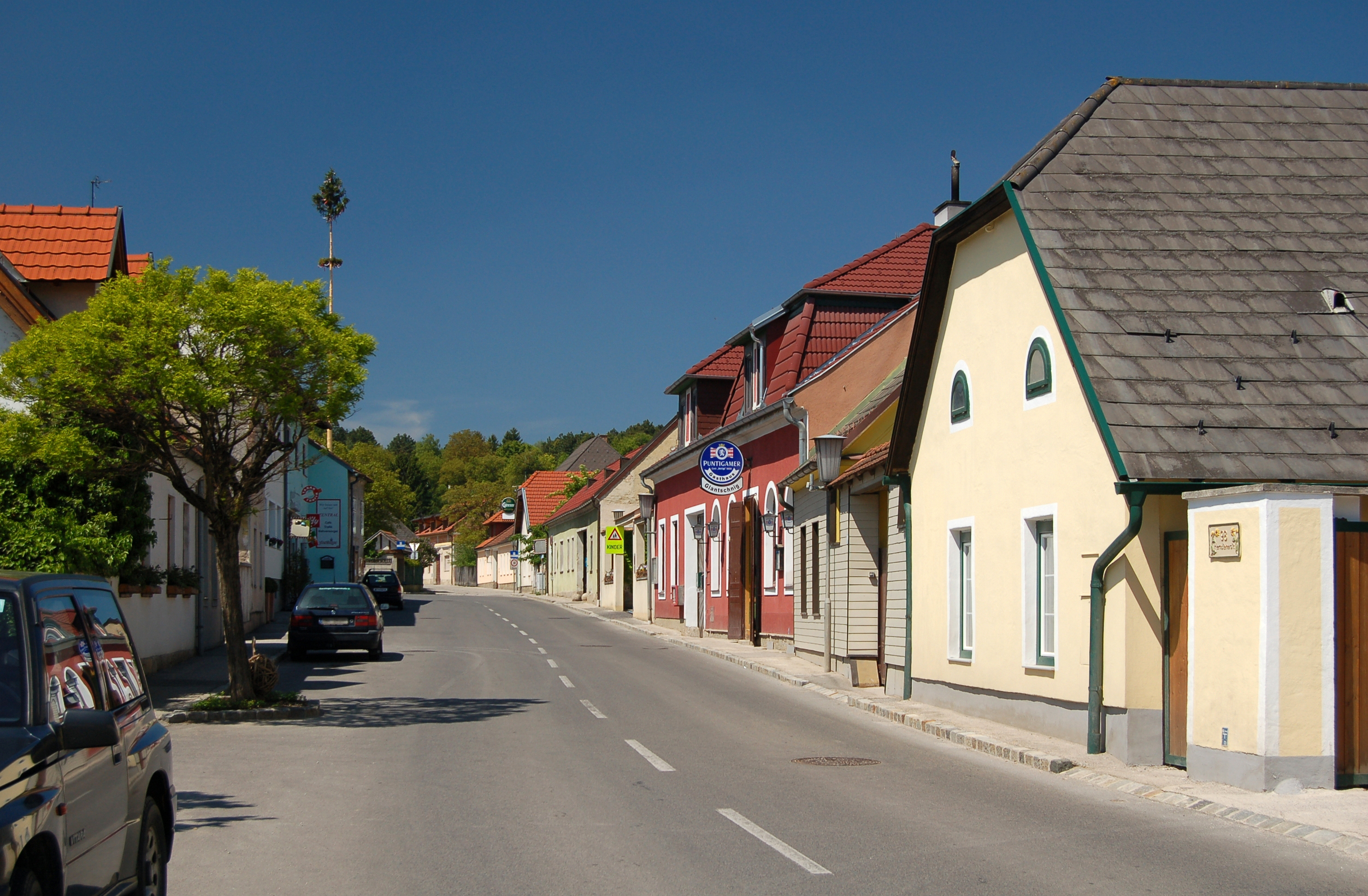 Hernsteiner Straße in Lindabrunn