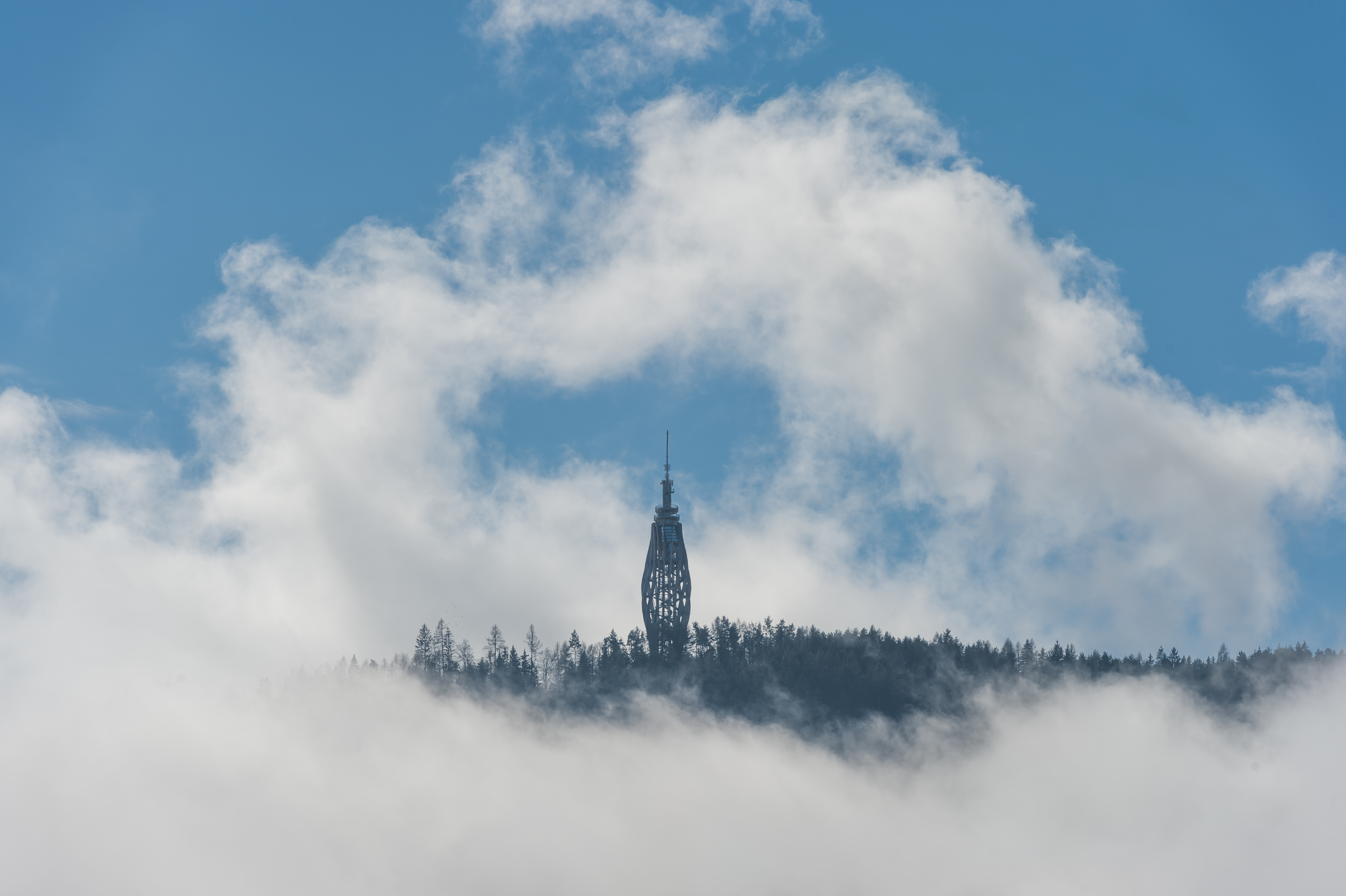 Keutschach Pyramidenkogel Aussichtsturm in Wolken 06032016 2835