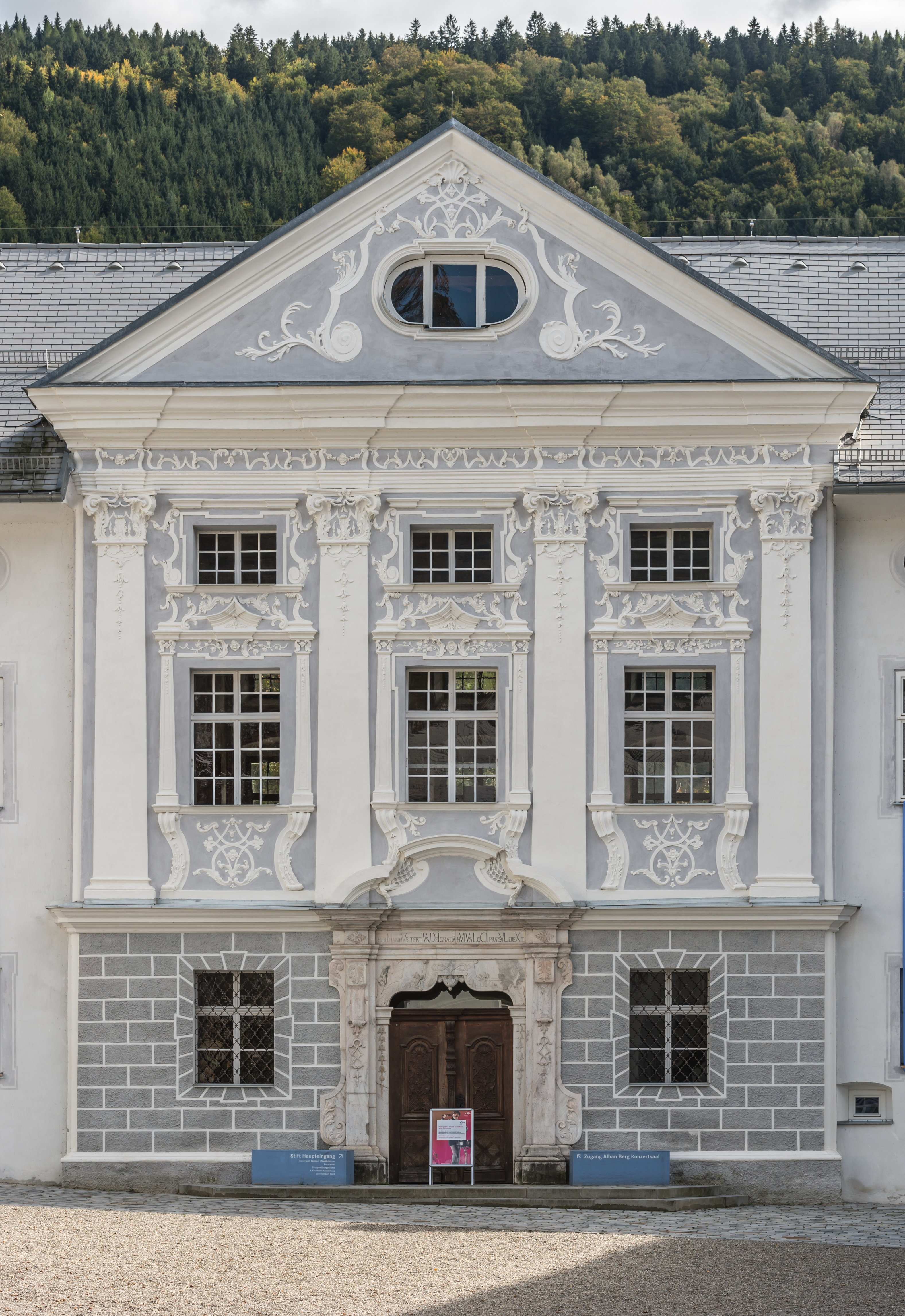 Ossiach Stift S-Trakt barocke Hoffassade Mittelrisalit mit Sockelgeschoß 06102016 4558