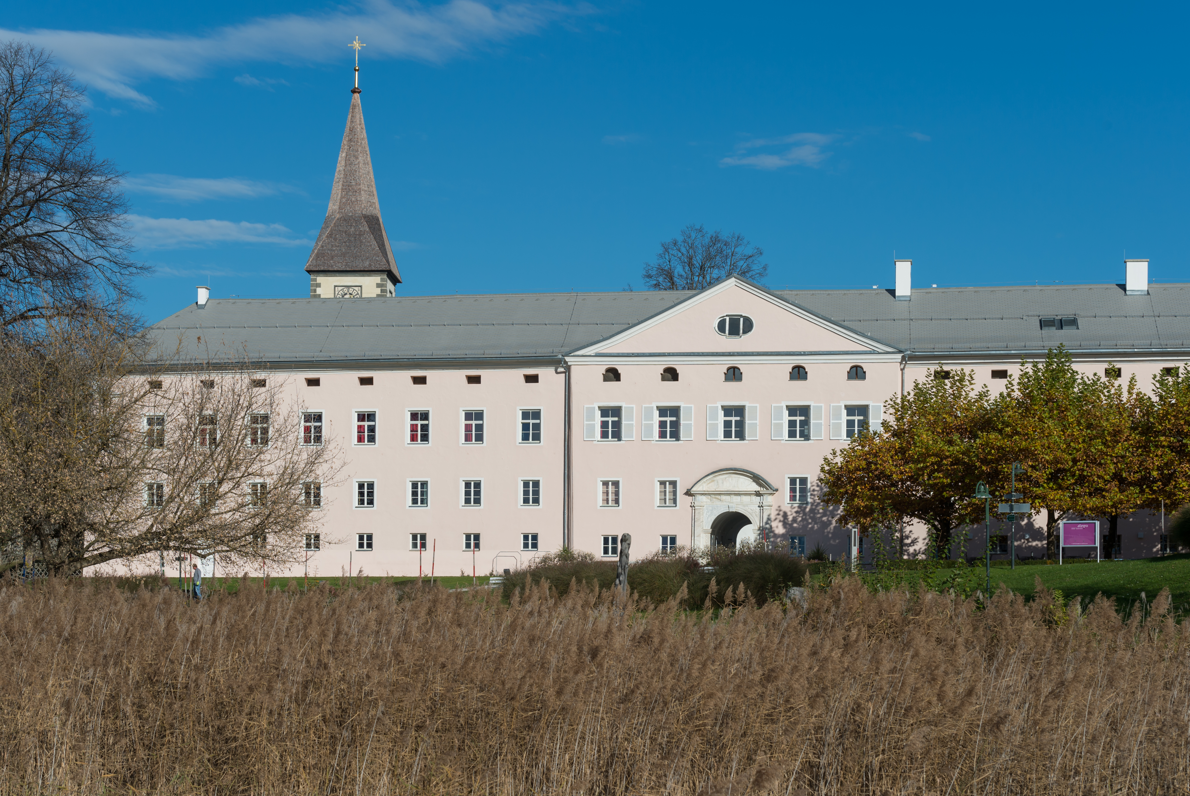 Ossiach Stift Westfluegel Mittelrisalit mit Portal 04112015 2168
