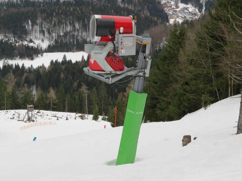 2018-01-01 (169) Demaclenko snow cannon at Hennestecklift in Annaberg, Lower Austria