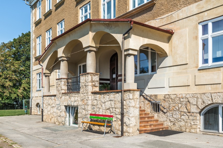 Althofen Höpfnerstraße 13 Volksschule Vorhalle Treppen 20082018 4118
