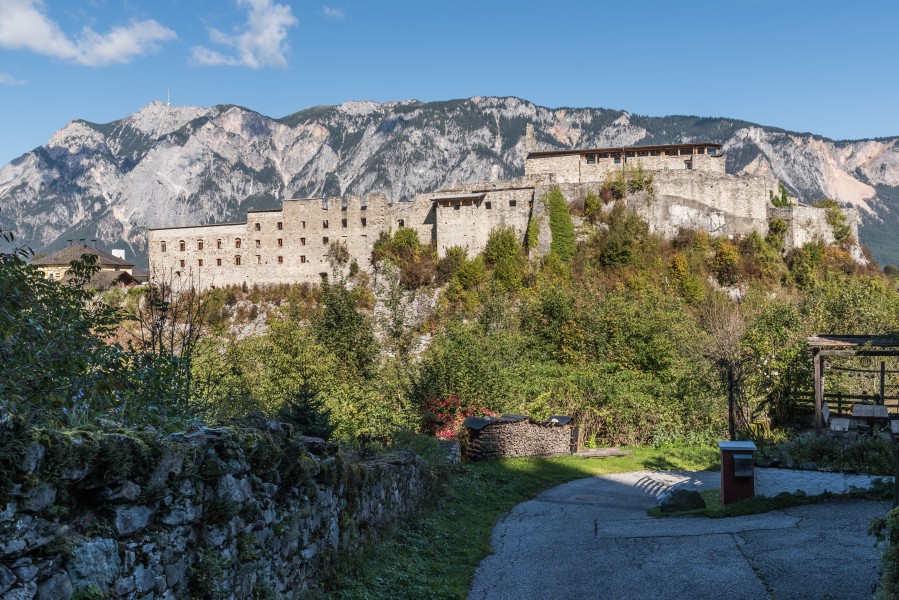 Arnoldstein Ruine des Benediktinerklosters und Dobratsch S-Ansicht 05102016 4723
