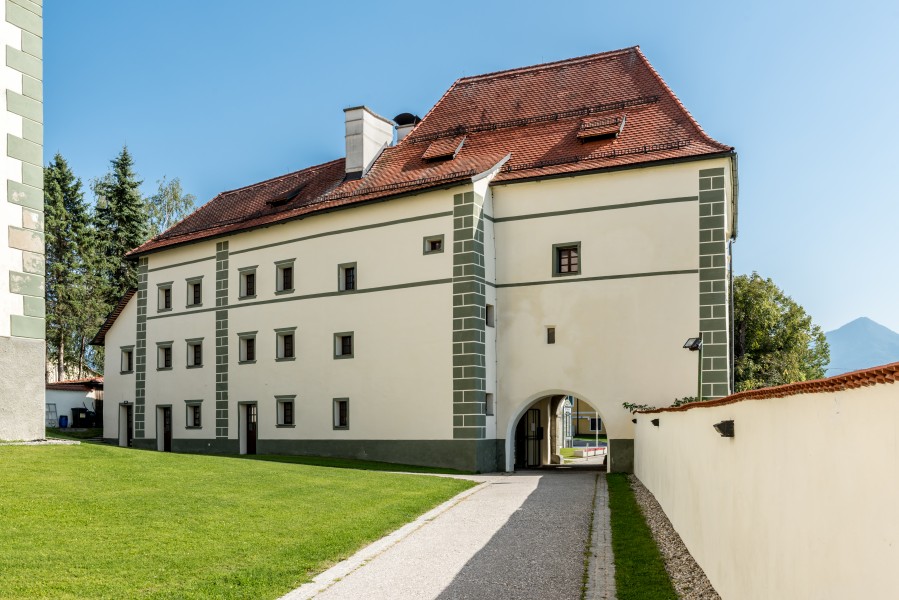 Eberndorf Kirchplatz 1 Augustinerchorherrenstift äußerer Torbau N-Ansicht 31082017 0591